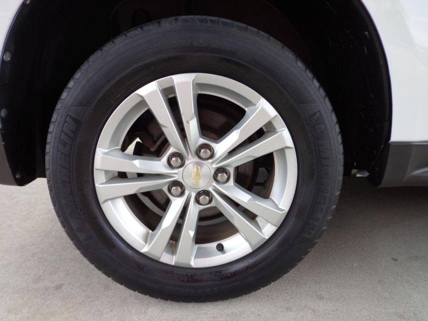 2010 WHITE CHEVROLET EQUINOX LT (2CNALDEW2A6) with an 2.4L engine, Automatic transmission, located at 6610 L St., Omaha, NE, 68117, (402) 731-7800, 41.212872, -96.014702 - THIS VEHICLE HAS A BEEN FULLY INSPECTED AND HAS A CLEAN TITLE WITH A FREE CARFAX REPORT PROVIDED! 2-OWNER TRADE-IN WITH A CLEAN CARFAX, READY TO GO! *****We have found that most customers do the majority of their shopping online before visiting a ealership. For this reason we feel it necessary - Photo#10