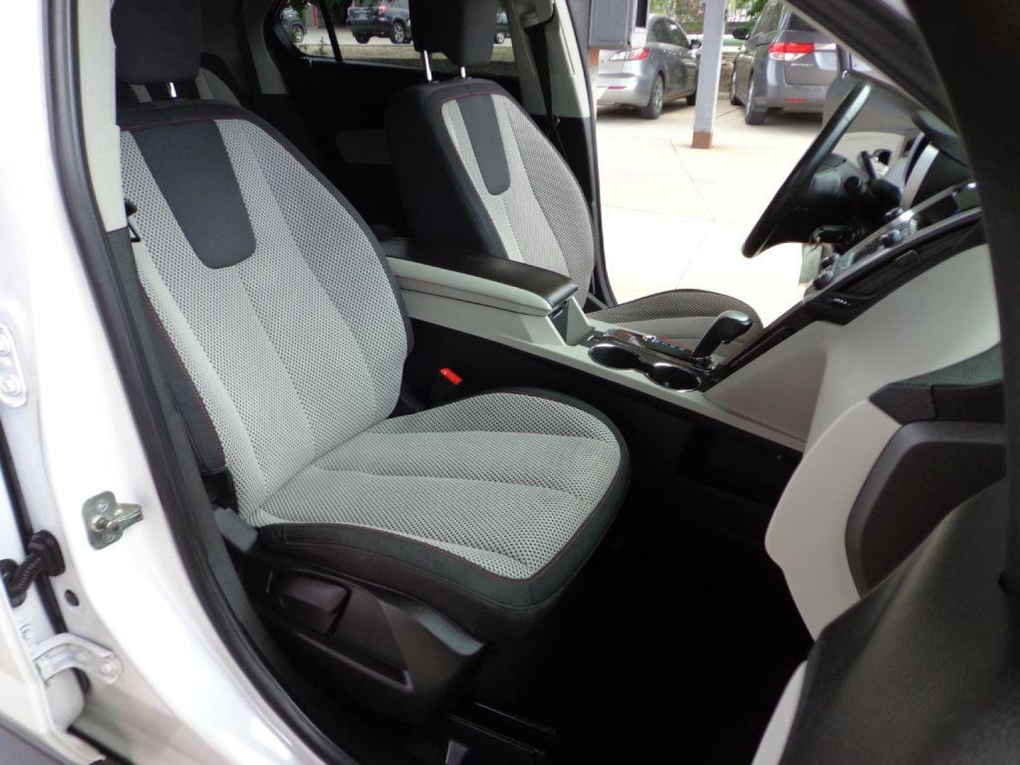 2010 WHITE CHEVROLET EQUINOX LT (2CNALDEW2A6) with an 2.4L engine, Automatic transmission, located at 6610 L St., Omaha, NE, 68117, (402) 731-7800, 41.212872, -96.014702 - THIS VEHICLE HAS A BEEN FULLY INSPECTED AND HAS A CLEAN TITLE WITH A FREE CARFAX REPORT PROVIDED! 2-OWNER TRADE-IN WITH A CLEAN CARFAX, READY TO GO! *****We have found that most customers do the majority of their shopping online before visiting a ealership. For this reason we feel it necessary - Photo#17