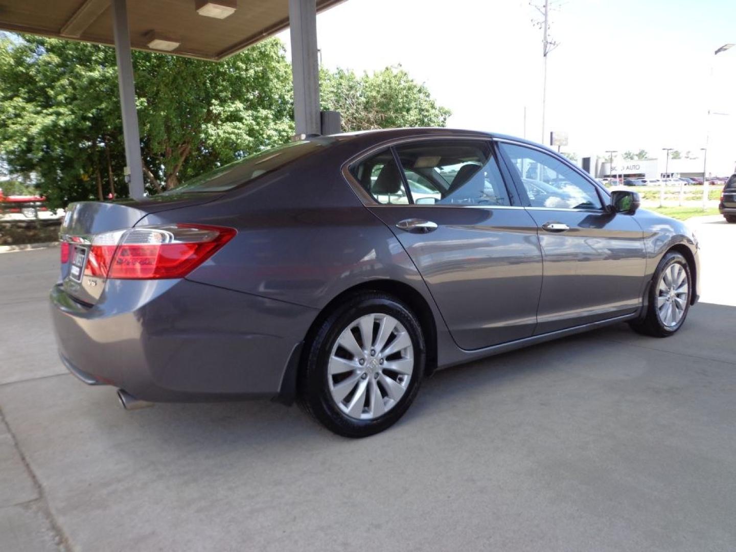 2014 GRAY HONDA ACCORD EXL (1HGCR3F84EA) with an 3.5L engine, Continuously Variable transmission, located at 6610 L St., Omaha, NE, 68117, (402) 731-7800, 41.212872, -96.014702 - THIS VEHICLE HAS A BEEN FULLY INSPECTED AND HAS A CLEAN TITLE WITH A FREE CARFAX REPORT PROVIDED. CLEAN CARFAX, LOW MILEAGE, WITH NEWER TIRES! *****We have found that most customers do the majority of their shopping online before visiting a ealership. For this reason we feel it necessary to hav- Photo#3