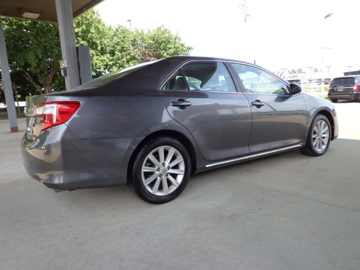 2014 GRAY TOYOTA CAMRY XLE (4T4BF1FK8ER) with an 2.5L engine, Automatic transmission, located at 6610 L St., Omaha, NE, 68117, (402) 731-7800, 41.212872, -96.014702 - THIS VEHICLE HAS A BEEN FULLY INSPECTED AND HAS A CLEAN TITLE WITH A FREE CARFAX REPORT PROVIDED! 1-OWNER, CLEAN CARFAX, LOW MILEAGE, LEATHER SEATS, SUNROOF, BACKUP CAM AND NEWER TIRES! *****We have found that most customers do the majority of their shopping online before visiting a ealership.- Photo#3