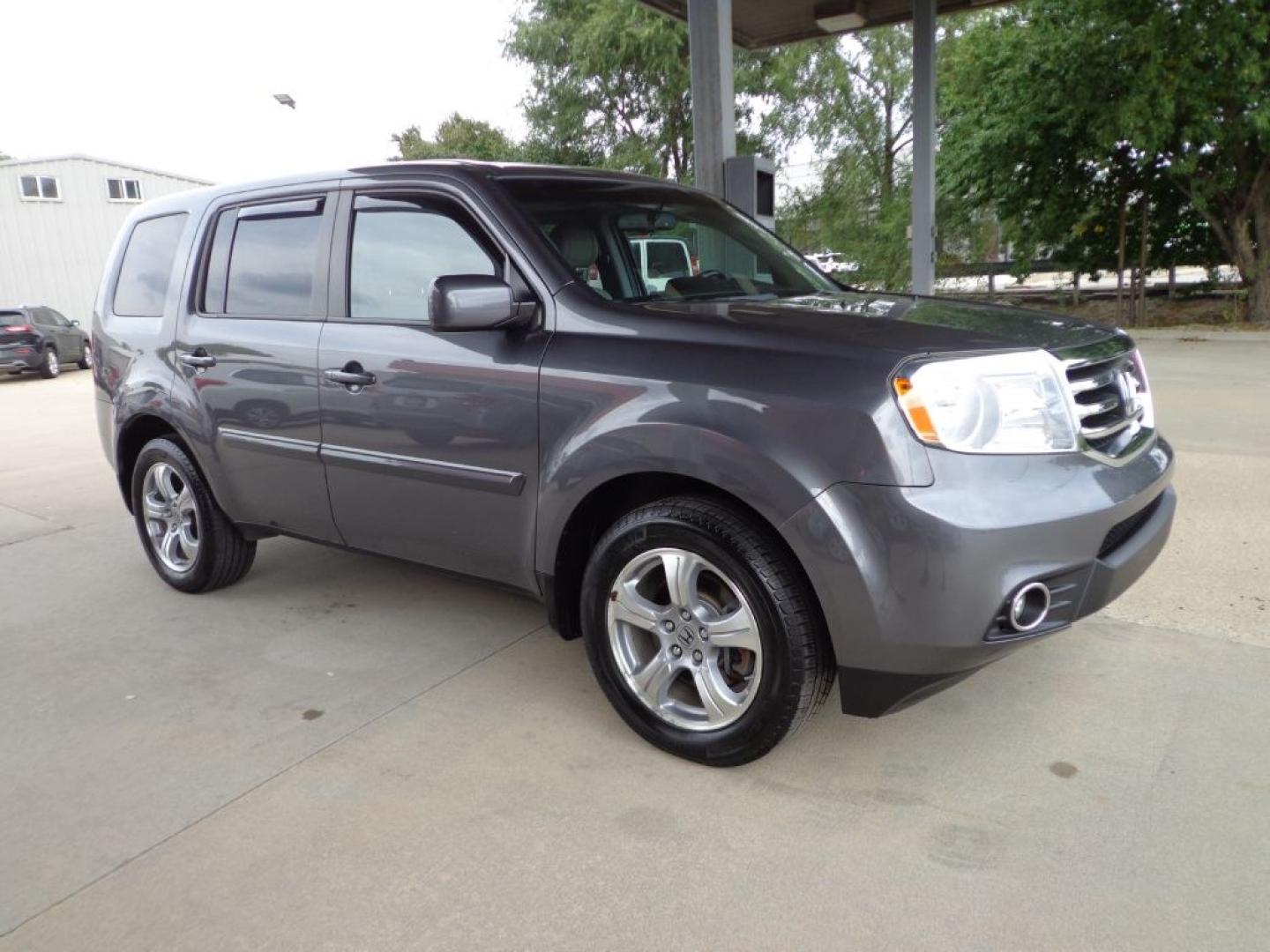 2014 GRAY HONDA PILOT EXLN (5FNYF4H70EB) with an 3.5L engine, Automatic transmission, located at 6610 L St., Omaha, NE, 68117, (402) 731-7800, 41.212872, -96.014702 - THIS VEHICLE HAS A BEEN FULLY INSPECTED AND HAS A CLEAN TITLE WITH A FREE CARFAX REPORT PROVIDED! 1-OWNER, CLEAN CARFAX, LOW MILEAGE, SUNROOF, NAV, BACKUP CAM, HEATED SEATS AND A NICE SET OF MICHELINS! *****We have found that most customers do the majority of their shopping online before visiti- Photo#2