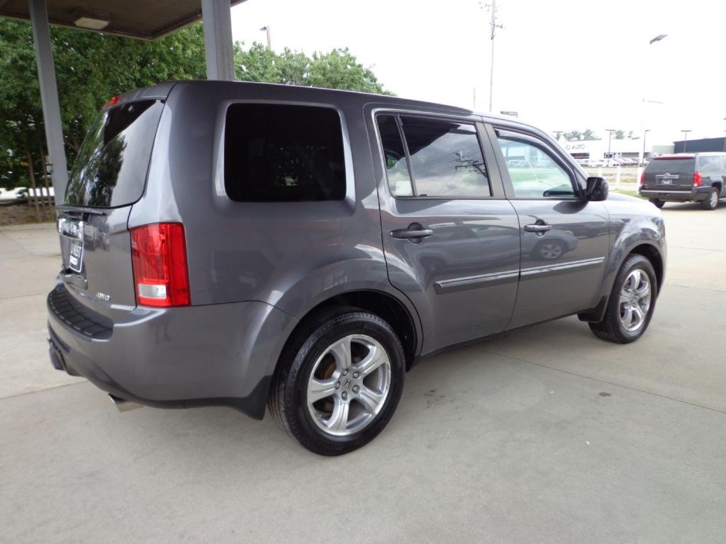 2014 GRAY HONDA PILOT EXLN (5FNYF4H70EB) with an 3.5L engine, Automatic transmission, located at 6610 L St., Omaha, NE, 68117, (402) 731-7800, 41.212872, -96.014702 - THIS VEHICLE HAS A BEEN FULLY INSPECTED AND HAS A CLEAN TITLE WITH A FREE CARFAX REPORT PROVIDED! 1-OWNER, CLEAN CARFAX, LOW MILEAGE, SUNROOF, NAV, BACKUP CAM, HEATED SEATS AND A NICE SET OF MICHELINS! *****We have found that most customers do the majority of their shopping online before visiti- Photo#3