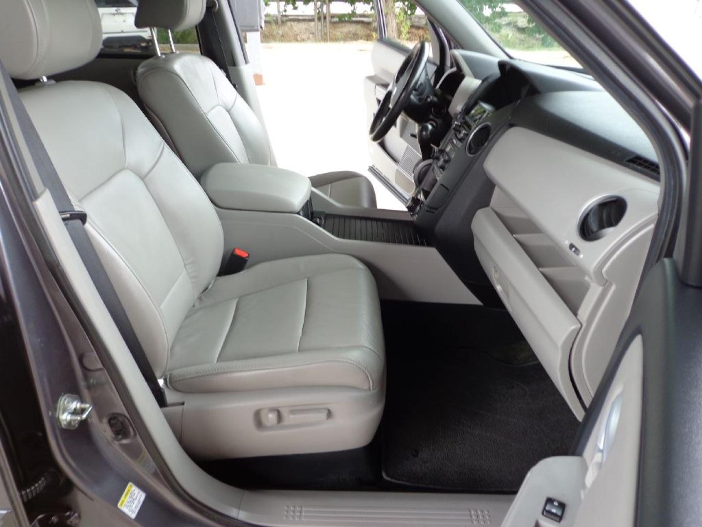 2014 GRAY HONDA PILOT EXLN (5FNYF4H70EB) with an 3.5L engine, Automatic transmission, located at 6610 L St., Omaha, NE, 68117, (402) 731-7800, 41.212872, -96.014702 - THIS VEHICLE HAS A BEEN FULLY INSPECTED AND HAS A CLEAN TITLE WITH A FREE CARFAX REPORT PROVIDED! 1-OWNER, CLEAN CARFAX, LOW MILEAGE, SUNROOF, NAV, BACKUP CAM, HEATED SEATS AND A NICE SET OF MICHELINS! *****We have found that most customers do the majority of their shopping online before visiti- Photo#11