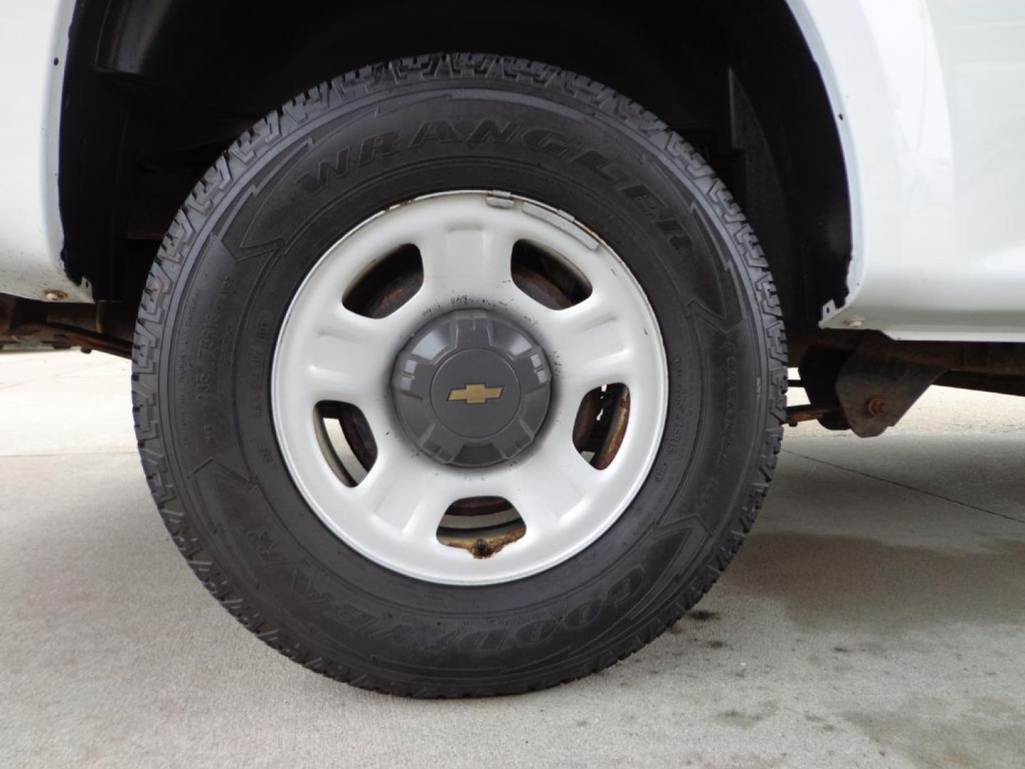 2012 WHITE CHEVROLET COLORADO (1GCGTBF94C8) with an 2.9L engine, Automatic transmission, located at 6610 L St., Omaha, NE, 68117, (402) 731-7800, 41.212872, -96.014702 - THIS VEHICLE HAS A BEEN FULLY INSPECTED AND HAS A CLEAN TITLE WITH A FREE CARFAX REPORT PROVIDED! 1-OWNER, CLEAN CARFAX, LOW MILEAGE WITH NEWER TIRES! *****We have found that most customers do the majority of their shopping online before visiting a ealership. For this reason we feel it necess- Photo#9