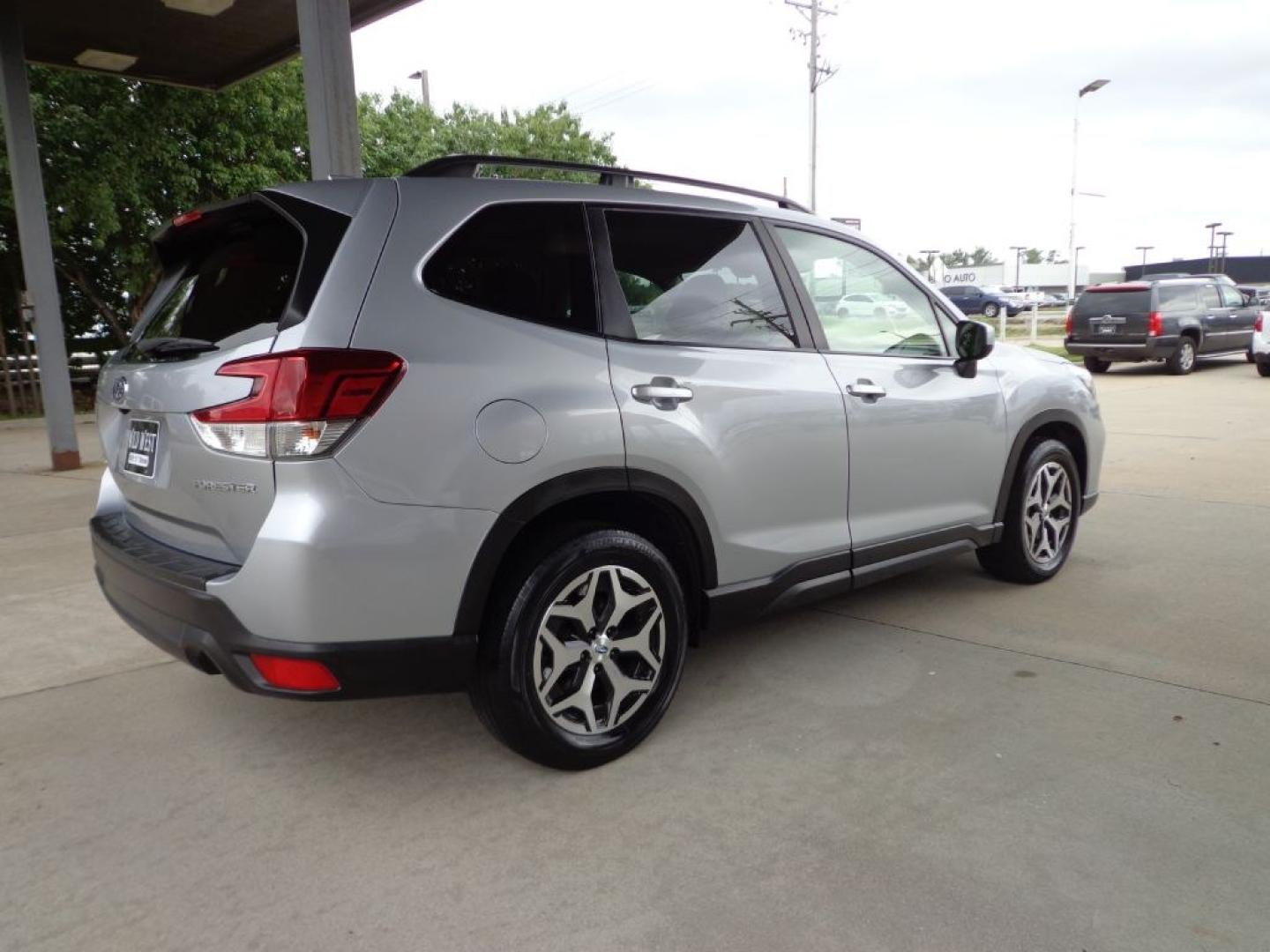 2019 SILVER SUBARU FORESTER PREMIUM (JF2SKAGC0KH) with an 2.5L engine, Continuously Variable transmission, located at 6610 L St., Omaha, NE, 68117, (402) 731-7800, 41.212872, -96.014702 - THIS VEHICLE HAS A BEEN FULLY INSPECTED AND HAS A CLEAN TITLE WITH A FREE CARFAX REPORT PROVIDED! 2-OWNER, CLEAN CARFAX, LOW MILEAGE, HEATED SEATS, SUNROOF AND MUCH MORE! *****We have found that most customers do the majority of their shopping online before visiting a ealership. For this reason- Photo#3