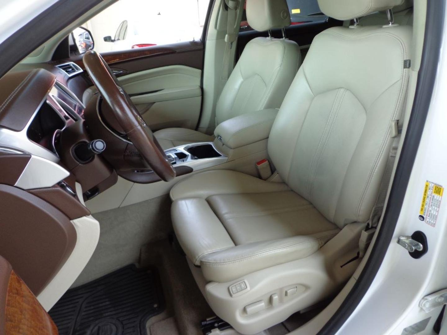 2016 WHITE CADILLAC SRX PERFORMANCE COLLECTION (3GYFNCE36GS) with an 3.6L engine, Automatic transmission, located at 6610 L St., Omaha, NE, 68117, (402) 731-7800, 41.212872, -96.014702 - THIS VEHICLE HAS A BEEN FULLY INSPECTED AND HAS A CLEAN TITLE WITH A FREE CARFAX REPORT PROVIDED! 1-OWNER, CLEAN CARFAX, LOW MILEAGE, PANORAMIC ROOF AND MUCH MORE! *****We have found that most customers do the majority of their shopping online before visiting a ealership. For this reason we fee- Photo#9