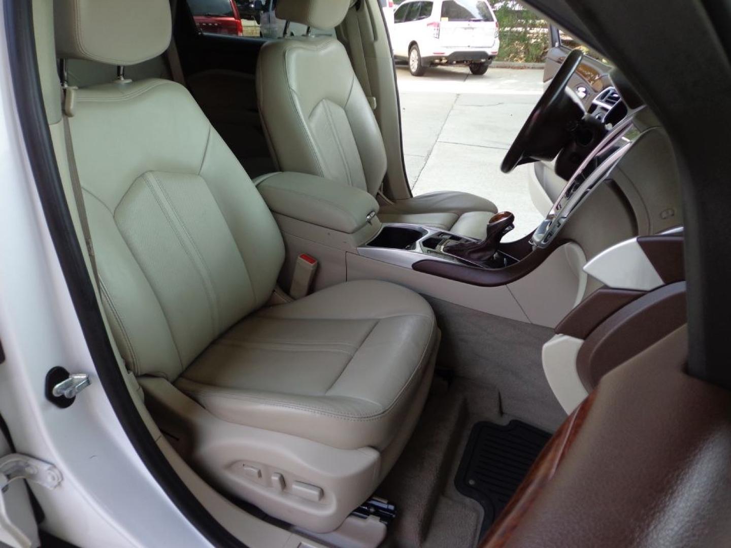 2016 WHITE CADILLAC SRX PERFORMANCE COLLECTION (3GYFNCE36GS) with an 3.6L engine, Automatic transmission, located at 6610 L St., Omaha, NE, 68117, (402) 731-7800, 41.212872, -96.014702 - THIS VEHICLE HAS A BEEN FULLY INSPECTED AND HAS A CLEAN TITLE WITH A FREE CARFAX REPORT PROVIDED! 1-OWNER, CLEAN CARFAX, LOW MILEAGE, PANORAMIC ROOF AND MUCH MORE! *****We have found that most customers do the majority of their shopping online before visiting a ealership. For this reason we fee- Photo#12