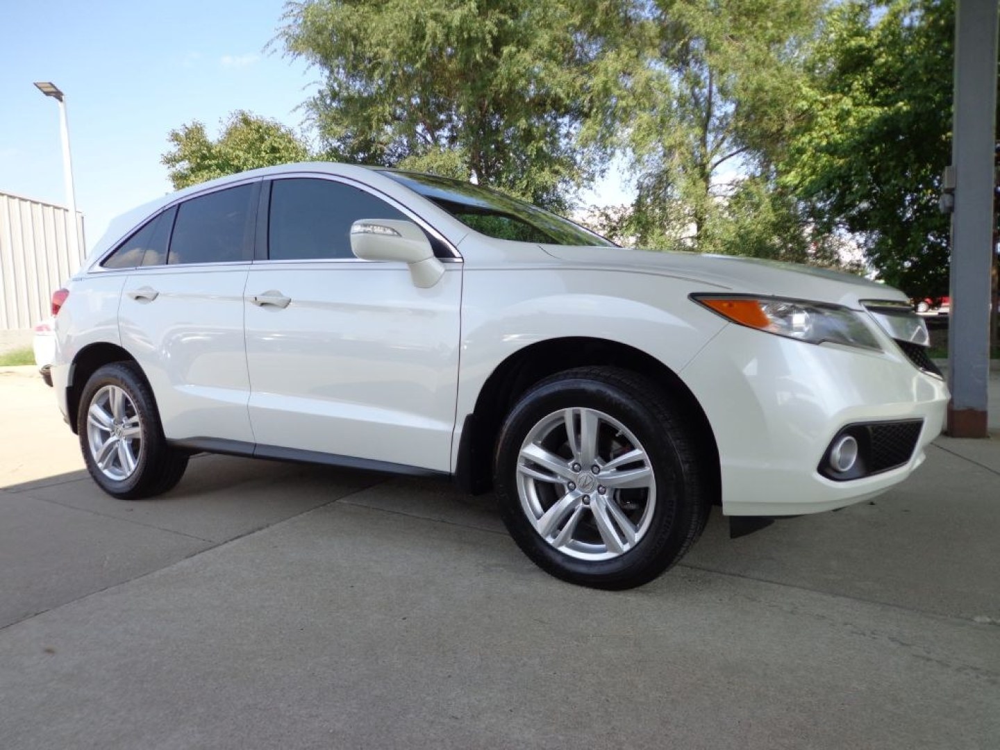 2015 WHITE ACURA RDX TECHNOLOGY (5J8TB4H51FL) with an 3.5L engine, Automatic transmission, located at 6610 L St., Omaha, NE, 68117, (402) 731-7800, 41.212872, -96.014702 - THIS VEHICLE HAS A BEEN FULLY INSPECTED AND HAS A CLEAN TITLE WITH A FREE CARFAX REPORT PROVIDED! SHARP TECH PACKAGE WITH A CLEAN CARFAX, LOW MILEAGE AND NEWER TIRES! *****We have found that most customers do the majority of their shopping online before visiting a ealership. For this reason we- Photo#2