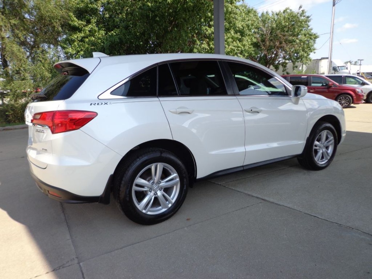 2015 WHITE ACURA RDX TECHNOLOGY (5J8TB4H51FL) with an 3.5L engine, Automatic transmission, located at 6610 L St., Omaha, NE, 68117, (402) 731-7800, 41.212872, -96.014702 - THIS VEHICLE HAS A BEEN FULLY INSPECTED AND HAS A CLEAN TITLE WITH A FREE CARFAX REPORT PROVIDED! SHARP TECH PACKAGE WITH A CLEAN CARFAX, LOW MILEAGE AND NEWER TIRES! *****We have found that most customers do the majority of their shopping online before visiting a ealership. For this reason we- Photo#3
