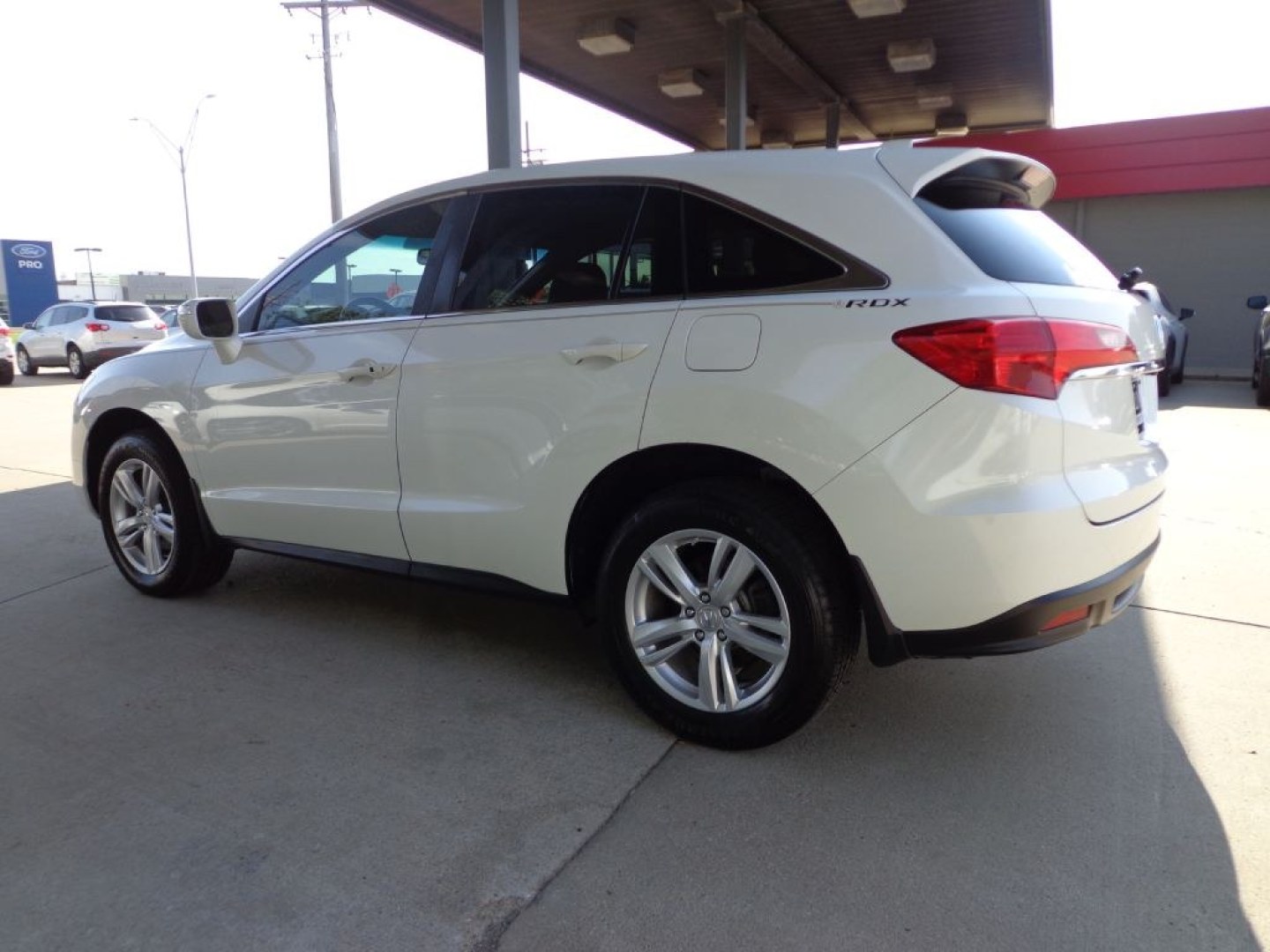 2015 WHITE ACURA RDX TECHNOLOGY (5J8TB4H51FL) with an 3.5L engine, Automatic transmission, located at 6610 L St., Omaha, NE, 68117, (402) 731-7800, 41.212872, -96.014702 - THIS VEHICLE HAS A BEEN FULLY INSPECTED AND HAS A CLEAN TITLE WITH A FREE CARFAX REPORT PROVIDED! SHARP TECH PACKAGE WITH A CLEAN CARFAX, LOW MILEAGE AND NEWER TIRES! *****We have found that most customers do the majority of their shopping online before visiting a ealership. For this reason we- Photo#5