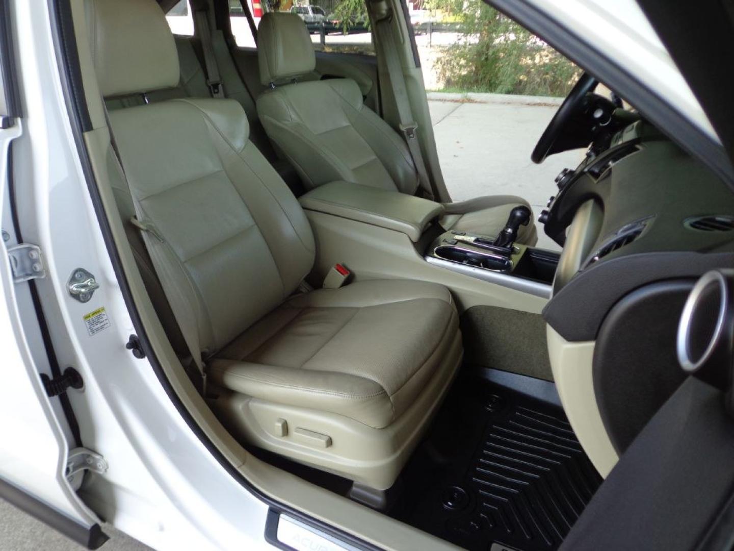 2015 WHITE ACURA RDX TECHNOLOGY (5J8TB4H51FL) with an 3.5L engine, Automatic transmission, located at 6610 L St., Omaha, NE, 68117, (402) 731-7800, 41.212872, -96.014702 - THIS VEHICLE HAS A BEEN FULLY INSPECTED AND HAS A CLEAN TITLE WITH A FREE CARFAX REPORT PROVIDED! SHARP TECH PACKAGE WITH A CLEAN CARFAX, LOW MILEAGE AND NEWER TIRES! *****We have found that most customers do the majority of their shopping online before visiting a ealership. For this reason we- Photo#16