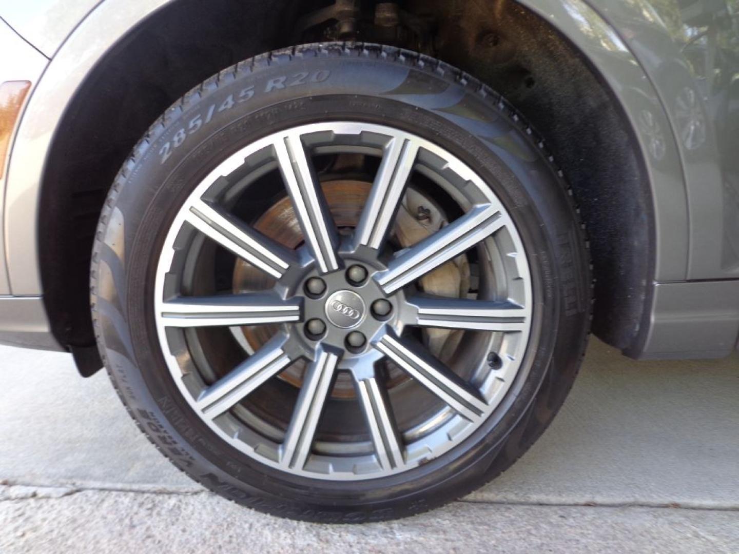 2017 GRAY AUDI Q7 PREMIUM PLUS (WA1LAAF78HD) with an 3.0L engine, Automatic transmission, located at 6610 L St., Omaha, NE, 68117, (402) 731-7800, 41.212872, -96.014702 - THIS VEHICLE HAS A BEEN FULLY INSPECTED AND HAS A CLEAN TITLE WITH A FREE CARFAX REPORT PROVIDED! 2-OWNER, CLEAN CARFAX, LOW MILES, LOADED WITH OPTIONS AND NEWER TIRES! *****We have found that most customers do the majority of their shopping online before visiting a ealership. For this reason w- Photo#7