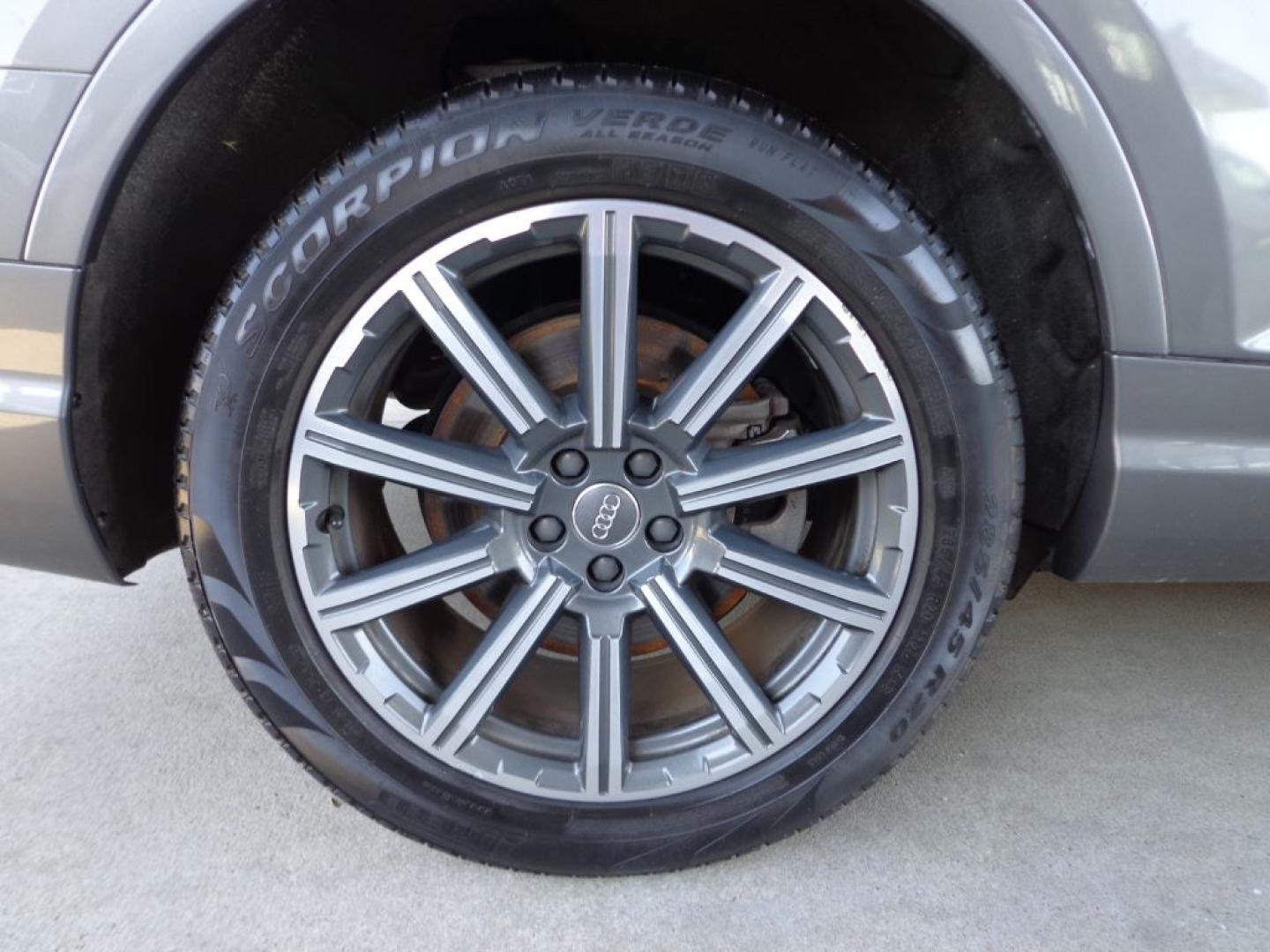 2017 GRAY AUDI Q7 PREMIUM PLUS (WA1LAAF78HD) with an 3.0L engine, Automatic transmission, located at 6610 L St., Omaha, NE, 68117, (402) 731-7800, 41.212872, -96.014702 - THIS VEHICLE HAS A BEEN FULLY INSPECTED AND HAS A CLEAN TITLE WITH A FREE CARFAX REPORT PROVIDED! 2-OWNER, CLEAN CARFAX, LOW MILES, LOADED WITH OPTIONS AND NEWER TIRES! *****We have found that most customers do the majority of their shopping online before visiting a ealership. For this reason w- Photo#9