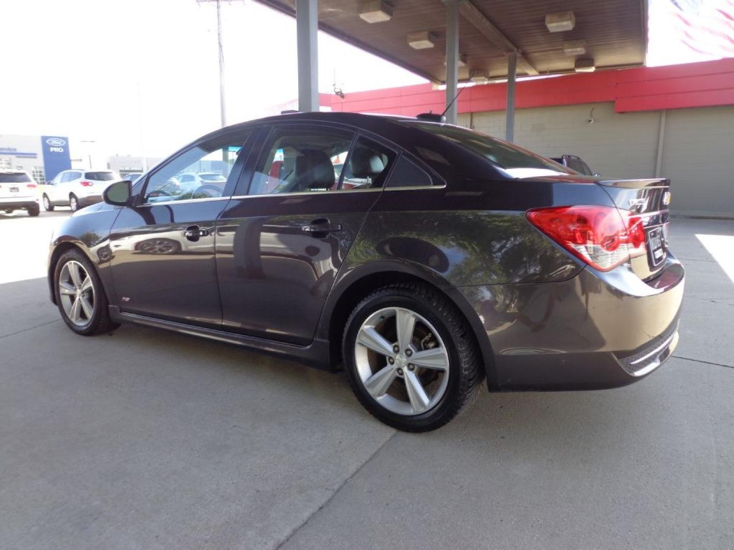 2015 GRAY CHEVROLET CRUZE LT (1G1PE5SB7F7) with an 1.4L engine, Automatic transmission, located at 6610 L St., Omaha, NE, 68117, (402) 731-7800, 41.212872, -96.014702 - THIS VEHICLE HAS A BEEN FULLY INSPECTED AND HAS A CLEAN TITLE WITH A FREE CARFAX REPORT PROVIDED! 1-OWNER, CLEAN CARFAX, LOW MILEAGE, LEATHER, SUNROOF, PREMIUM AUDIO AND A NICE SET OF MICHELINS! *****We have found that most customers do the majority of their shopping online before visiting a ea- Photo#5
