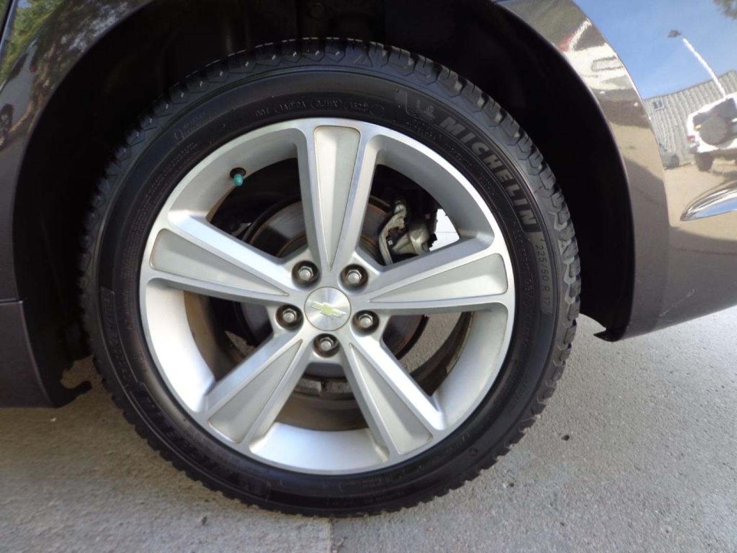 2015 GRAY CHEVROLET CRUZE LT (1G1PE5SB7F7) with an 1.4L engine, Automatic transmission, located at 6610 L St., Omaha, NE, 68117, (402) 731-7800, 41.212872, -96.014702 - THIS VEHICLE HAS A BEEN FULLY INSPECTED AND HAS A CLEAN TITLE WITH A FREE CARFAX REPORT PROVIDED! 1-OWNER, CLEAN CARFAX, LOW MILEAGE, LEATHER, SUNROOF, PREMIUM AUDIO AND A NICE SET OF MICHELINS! *****We have found that most customers do the majority of their shopping online before visiting a ea- Photo#9