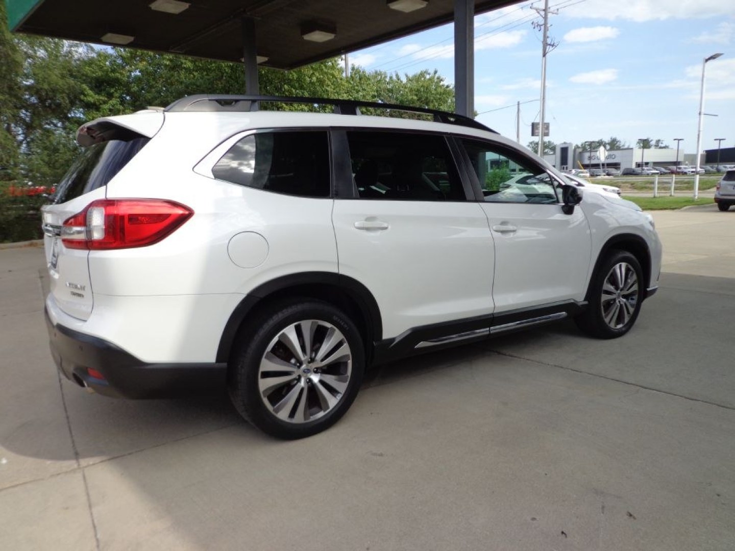 2019 WHITE SUBARU ASCENT LIMITED (4S4WMALD8K3) with an 2.4L engine, Automatic transmission, located at 6610 L St., Omaha, NE, 68117, (402) 731-7800, 41.212872, -96.014702 - THIS VEHICLE HAS A BEEN FULLY INSPECTED AND HAS A CLEAN TITLE WITH A FREE CARFAX REPORT PROVIDED! SHARP 1-OWNER, CLEAN CARFAX, LOW MILEAGE, PANORAMIC ROOF, NAV, NEWER TIRES AND MUCH MORE! *****We have found that most customers do the majority of their shopping online before visiting a ealership- Photo#3
