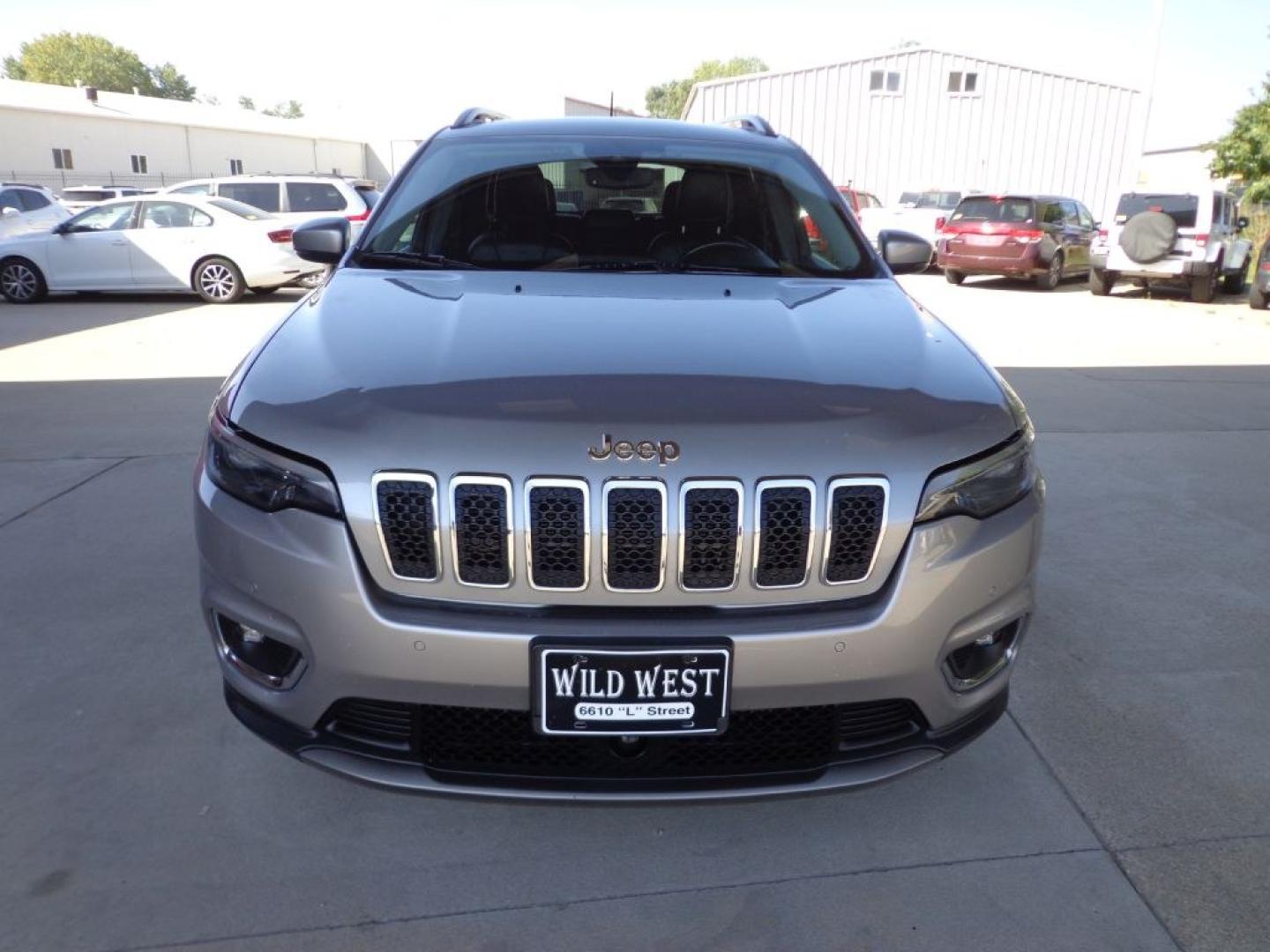 2019 GRAY JEEP CHEROKEE LIMITED (1C4PJMDX8KD) with an 3.2L engine, Automatic transmission, located at 6610 L St., Omaha, NE, 68117, (402) 731-7800, 41.212872, -96.014702 - THIS VEHICLE HAS A BEEN FULLY INSPECTED AND HAS A CLEAN TITLE WITH A FREE CARFAX REPORT PROVIDED! 2-OWNER, CLEAN CARFAX. LOADED WITH PANORAMIC ROOF, TECHNOLOGY PACKAGE, LUXURY PACKAGE, PREMIUM AUDIO AND NEWER TIRES! *****We have found that most customers do the majority of their shopping online- Photo#1