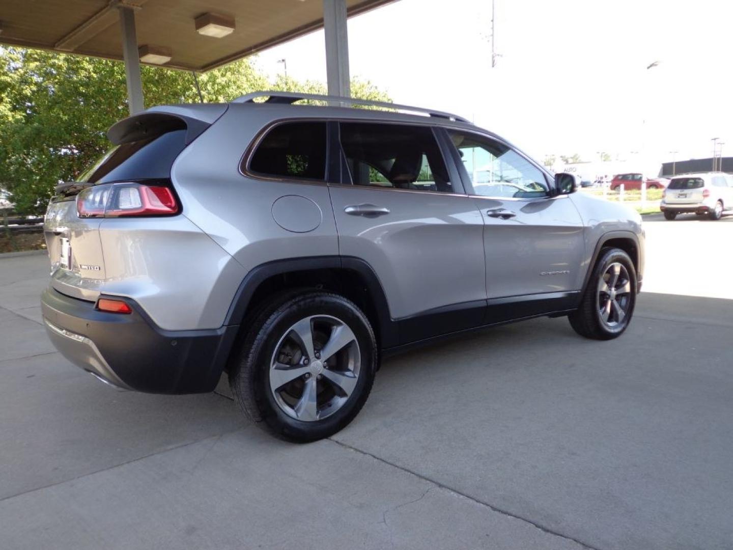 2019 GRAY JEEP CHEROKEE LIMITED (1C4PJMDX8KD) with an 3.2L engine, Automatic transmission, located at 6610 L St., Omaha, NE, 68117, (402) 731-7800, 41.212872, -96.014702 - THIS VEHICLE HAS A BEEN FULLY INSPECTED AND HAS A CLEAN TITLE WITH A FREE CARFAX REPORT PROVIDED! 2-OWNER, CLEAN CARFAX. LOADED WITH PANORAMIC ROOF, TECHNOLOGY PACKAGE, LUXURY PACKAGE, PREMIUM AUDIO AND NEWER TIRES! *****We have found that most customers do the majority of their shopping online- Photo#3