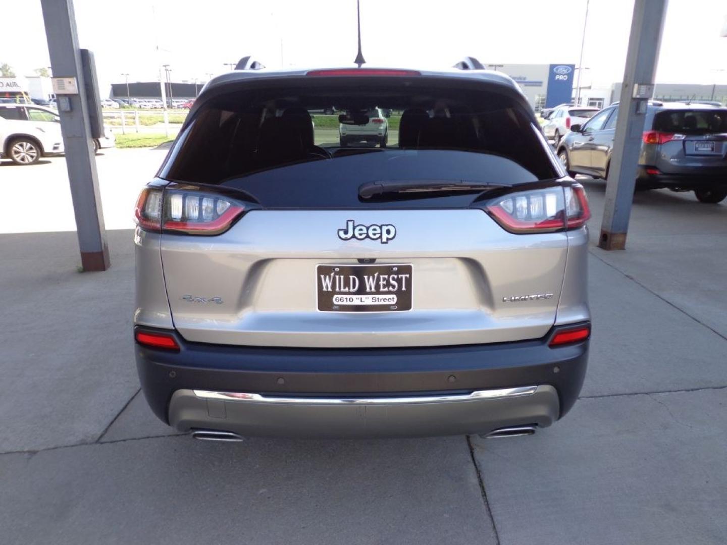 2019 GRAY JEEP CHEROKEE LIMITED (1C4PJMDX8KD) with an 3.2L engine, Automatic transmission, located at 6610 L St., Omaha, NE, 68117, (402) 731-7800, 41.212872, -96.014702 - THIS VEHICLE HAS A BEEN FULLY INSPECTED AND HAS A CLEAN TITLE WITH A FREE CARFAX REPORT PROVIDED! 2-OWNER, CLEAN CARFAX. LOADED WITH PANORAMIC ROOF, TECHNOLOGY PACKAGE, LUXURY PACKAGE, PREMIUM AUDIO AND NEWER TIRES! *****We have found that most customers do the majority of their shopping online- Photo#4