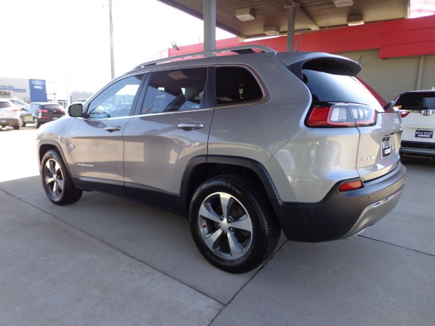 2019 GRAY JEEP CHEROKEE LIMITED (1C4PJMDX8KD) with an 3.2L engine, Automatic transmission, located at 6610 L St., Omaha, NE, 68117, (402) 731-7800, 41.212872, -96.014702 - THIS VEHICLE HAS A BEEN FULLY INSPECTED AND HAS A CLEAN TITLE WITH A FREE CARFAX REPORT PROVIDED! 2-OWNER, CLEAN CARFAX. LOADED WITH PANORAMIC ROOF, TECHNOLOGY PACKAGE, LUXURY PACKAGE, PREMIUM AUDIO AND NEWER TIRES! *****We have found that most customers do the majority of their shopping online- Photo#5