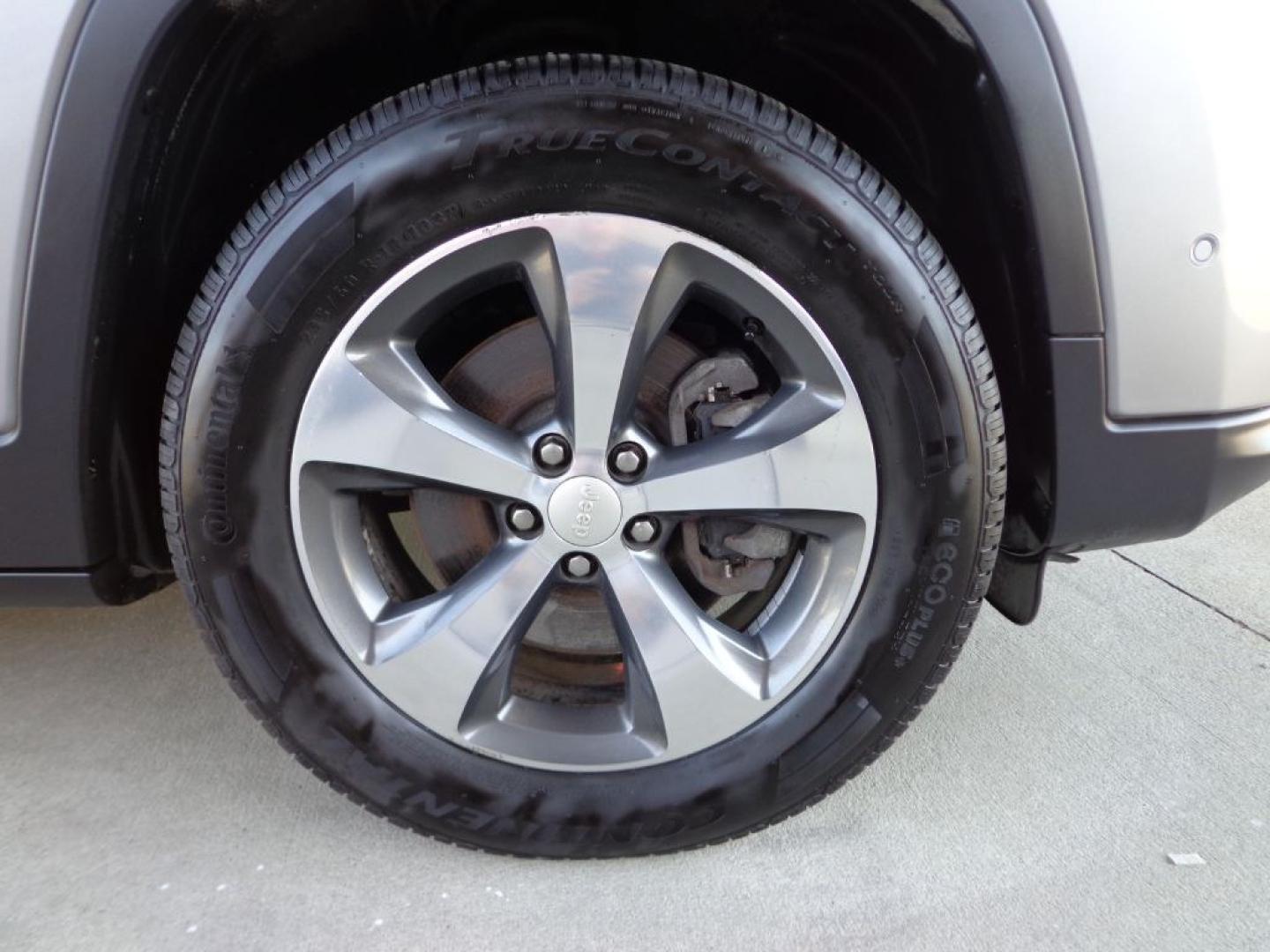 2019 GRAY JEEP CHEROKEE LIMITED (1C4PJMDX8KD) with an 3.2L engine, Automatic transmission, located at 6610 L St., Omaha, NE, 68117, (402) 731-7800, 41.212872, -96.014702 - THIS VEHICLE HAS A BEEN FULLY INSPECTED AND HAS A CLEAN TITLE WITH A FREE CARFAX REPORT PROVIDED! 2-OWNER, CLEAN CARFAX. LOADED WITH PANORAMIC ROOF, TECHNOLOGY PACKAGE, LUXURY PACKAGE, PREMIUM AUDIO AND NEWER TIRES! *****We have found that most customers do the majority of their shopping online- Photo#8