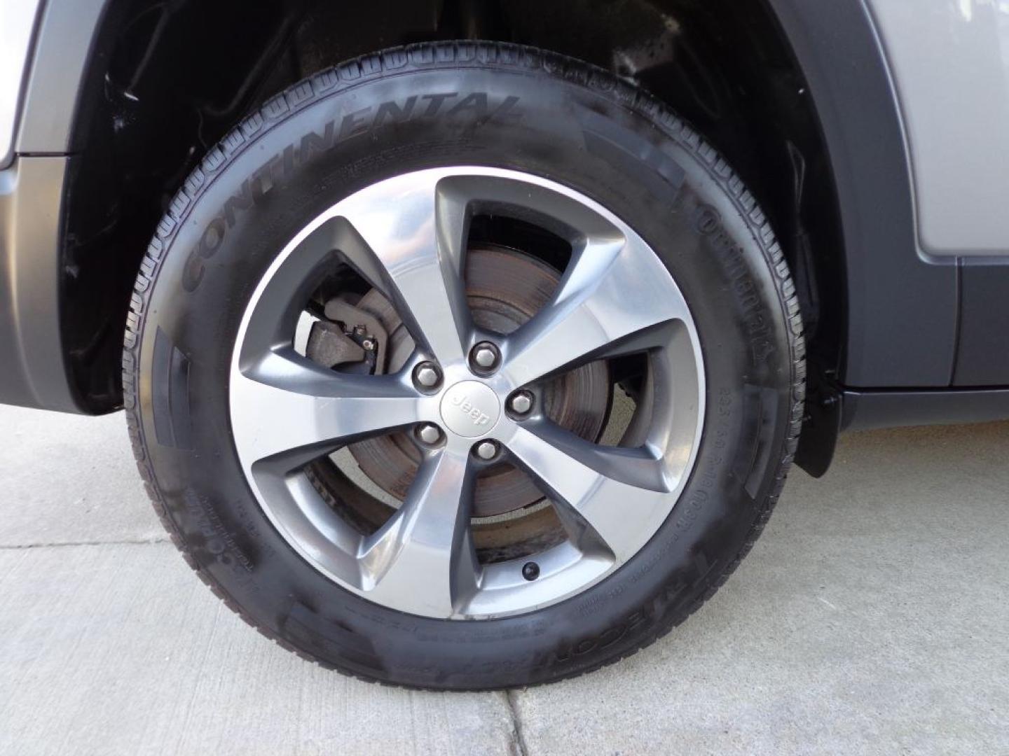 2019 GRAY JEEP CHEROKEE LIMITED (1C4PJMDX8KD) with an 3.2L engine, Automatic transmission, located at 6610 L St., Omaha, NE, 68117, (402) 731-7800, 41.212872, -96.014702 - THIS VEHICLE HAS A BEEN FULLY INSPECTED AND HAS A CLEAN TITLE WITH A FREE CARFAX REPORT PROVIDED! 2-OWNER, CLEAN CARFAX. LOADED WITH PANORAMIC ROOF, TECHNOLOGY PACKAGE, LUXURY PACKAGE, PREMIUM AUDIO AND NEWER TIRES! *****We have found that most customers do the majority of their shopping online- Photo#9