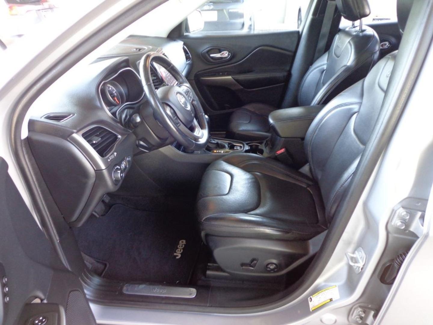 2019 GRAY JEEP CHEROKEE LIMITED (1C4PJMDX8KD) with an 3.2L engine, Automatic transmission, located at 6610 L St., Omaha, NE, 68117, (402) 731-7800, 41.212872, -96.014702 - THIS VEHICLE HAS A BEEN FULLY INSPECTED AND HAS A CLEAN TITLE WITH A FREE CARFAX REPORT PROVIDED! 2-OWNER, CLEAN CARFAX. LOADED WITH PANORAMIC ROOF, TECHNOLOGY PACKAGE, LUXURY PACKAGE, PREMIUM AUDIO AND NEWER TIRES! *****We have found that most customers do the majority of their shopping online- Photo#11