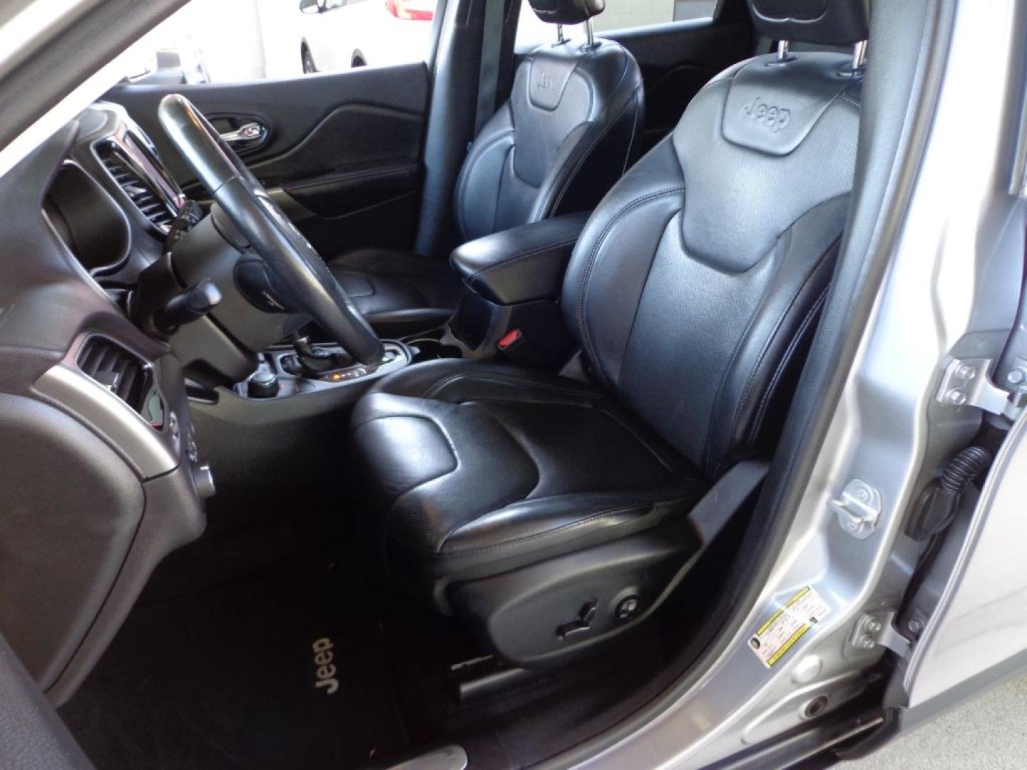 2019 GRAY JEEP CHEROKEE LIMITED (1C4PJMDX8KD) with an 3.2L engine, Automatic transmission, located at 6610 L St., Omaha, NE, 68117, (402) 731-7800, 41.212872, -96.014702 - THIS VEHICLE HAS A BEEN FULLY INSPECTED AND HAS A CLEAN TITLE WITH A FREE CARFAX REPORT PROVIDED! 2-OWNER, CLEAN CARFAX. LOADED WITH PANORAMIC ROOF, TECHNOLOGY PACKAGE, LUXURY PACKAGE, PREMIUM AUDIO AND NEWER TIRES! *****We have found that most customers do the majority of their shopping online- Photo#12