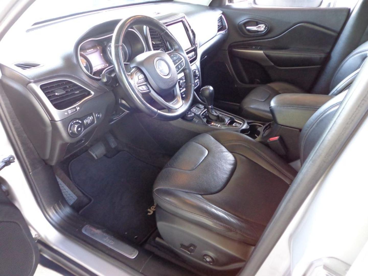 2019 GRAY JEEP CHEROKEE LIMITED (1C4PJMDX8KD) with an 3.2L engine, Automatic transmission, located at 6610 L St., Omaha, NE, 68117, (402) 731-7800, 41.212872, -96.014702 - THIS VEHICLE HAS A BEEN FULLY INSPECTED AND HAS A CLEAN TITLE WITH A FREE CARFAX REPORT PROVIDED! 2-OWNER, CLEAN CARFAX. LOADED WITH PANORAMIC ROOF, TECHNOLOGY PACKAGE, LUXURY PACKAGE, PREMIUM AUDIO AND NEWER TIRES! *****We have found that most customers do the majority of their shopping online- Photo#13