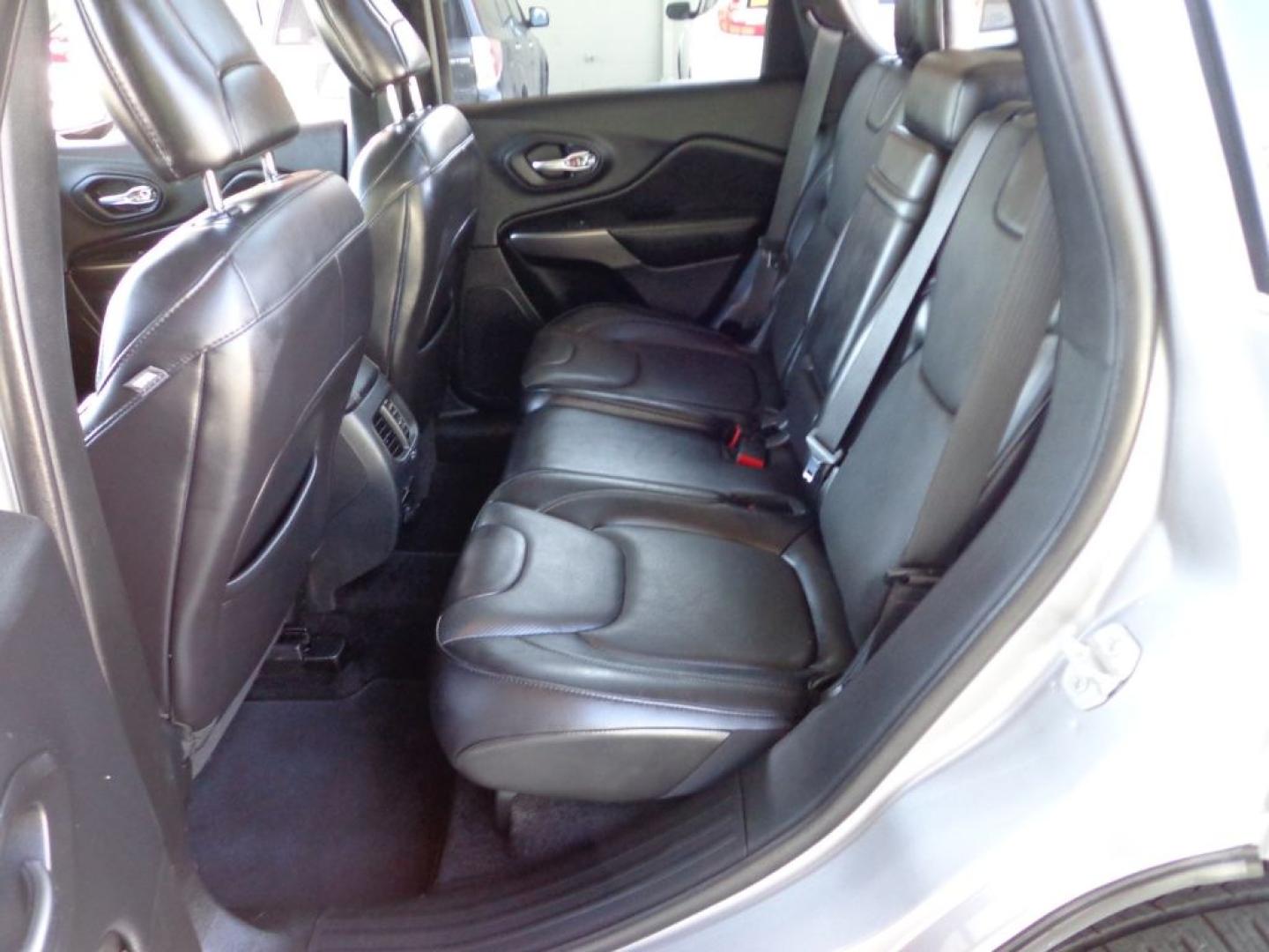 2019 GRAY JEEP CHEROKEE LIMITED (1C4PJMDX8KD) with an 3.2L engine, Automatic transmission, located at 6610 L St., Omaha, NE, 68117, (402) 731-7800, 41.212872, -96.014702 - THIS VEHICLE HAS A BEEN FULLY INSPECTED AND HAS A CLEAN TITLE WITH A FREE CARFAX REPORT PROVIDED! 2-OWNER, CLEAN CARFAX. LOADED WITH PANORAMIC ROOF, TECHNOLOGY PACKAGE, LUXURY PACKAGE, PREMIUM AUDIO AND NEWER TIRES! *****We have found that most customers do the majority of their shopping online- Photo#18