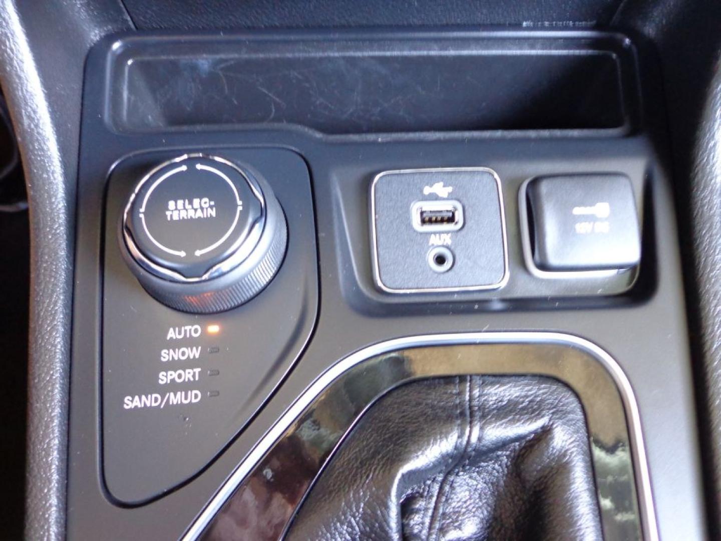 2019 GRAY JEEP CHEROKEE LIMITED (1C4PJMDX8KD) with an 3.2L engine, Automatic transmission, located at 6610 L St., Omaha, NE, 68117, (402) 731-7800, 41.212872, -96.014702 - THIS VEHICLE HAS A BEEN FULLY INSPECTED AND HAS A CLEAN TITLE WITH A FREE CARFAX REPORT PROVIDED! 2-OWNER, CLEAN CARFAX. LOADED WITH PANORAMIC ROOF, TECHNOLOGY PACKAGE, LUXURY PACKAGE, PREMIUM AUDIO AND NEWER TIRES! *****We have found that most customers do the majority of their shopping online- Photo#24