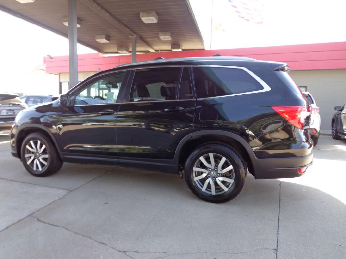 2019 BLACK HONDA PILOT EXL (5FNYF6H5XKB) with an 3.5L engine, Automatic transmission, located at 6610 L St., Omaha, NE, 68117, (402) 731-7800, 41.212872, -96.014702 - THIS VEHICLE HAS A BEEN FULLY INSPECTED AND HAS A CLEAN TITLE WITH A FREE CARFAX REPORT PROVIDED! SHARP 2-OWNER WITH A CLEAN CARFAX AND NEWER TIRES! *****We have found that most customers do the majority of their shopping online before visiting a ealership. For this reason we feel it necessary- Photo#5