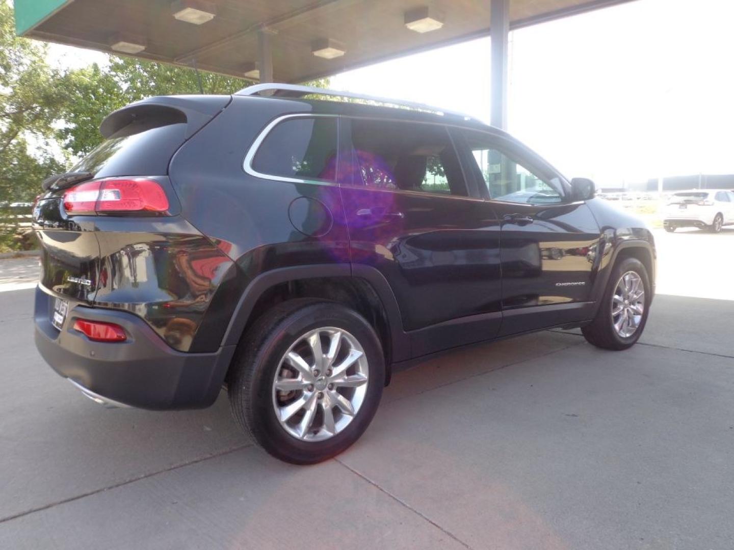 2016 BLACK JEEP CHEROKEE LIMITED (1C4PJMDS1GW) with an 3.2L engine, Automatic transmission, located at 6610 L St., Omaha, NE, 68117, (402) 731-7800, 41.212872, -96.014702 - THIS VEHICLE HAS A BEEN FULLY INSPECTED AND HAS A CLEAN TITLE WITH A FREE CARFAX REPORT PROVIDED! SHARP 2-OWNER, CLEAN CARFAX. LOW MILEAGE, SUNROOF, NAV AND MUCH MORE! *****We have found that most customers do the majority of their shopping online before visiting a ealership. For this reason we- Photo#3