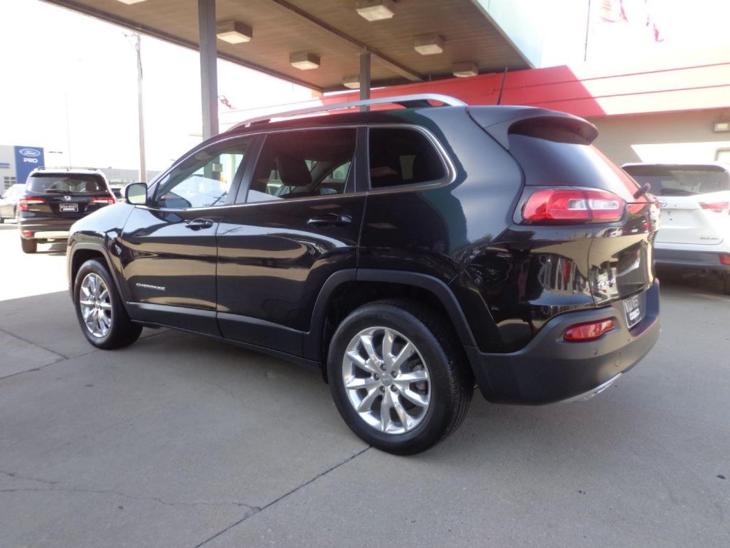 2016 BLACK JEEP CHEROKEE LIMITED (1C4PJMDS1GW) with an 3.2L engine, Automatic transmission, located at 6610 L St., Omaha, NE, 68117, (402) 731-7800, 41.212872, -96.014702 - THIS VEHICLE HAS A BEEN FULLY INSPECTED AND HAS A CLEAN TITLE WITH A FREE CARFAX REPORT PROVIDED! SHARP 2-OWNER, CLEAN CARFAX. LOW MILEAGE, SUNROOF, NAV AND MUCH MORE! *****We have found that most customers do the majority of their shopping online before visiting a ealership. For this reason we- Photo#5