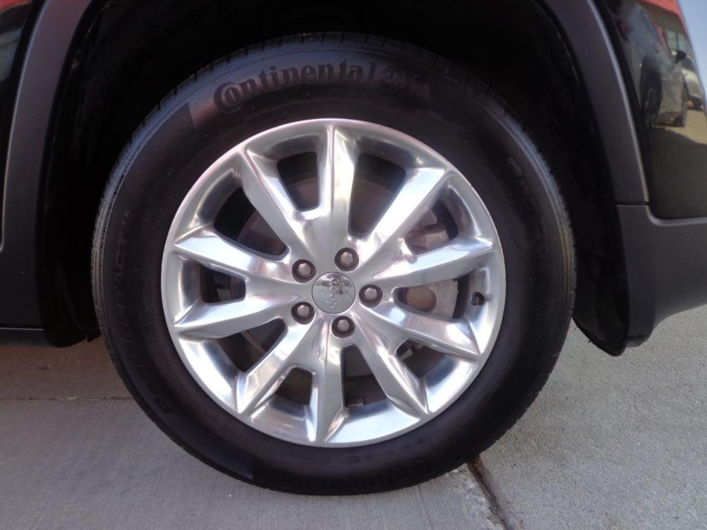 2016 BLACK JEEP CHEROKEE LIMITED (1C4PJMDS1GW) with an 3.2L engine, Automatic transmission, located at 6610 L St., Omaha, NE, 68117, (402) 731-7800, 41.212872, -96.014702 - THIS VEHICLE HAS A BEEN FULLY INSPECTED AND HAS A CLEAN TITLE WITH A FREE CARFAX REPORT PROVIDED! SHARP 2-OWNER, CLEAN CARFAX. LOW MILEAGE, SUNROOF, NAV AND MUCH MORE! *****We have found that most customers do the majority of their shopping online before visiting a ealership. For this reason we- Photo#8