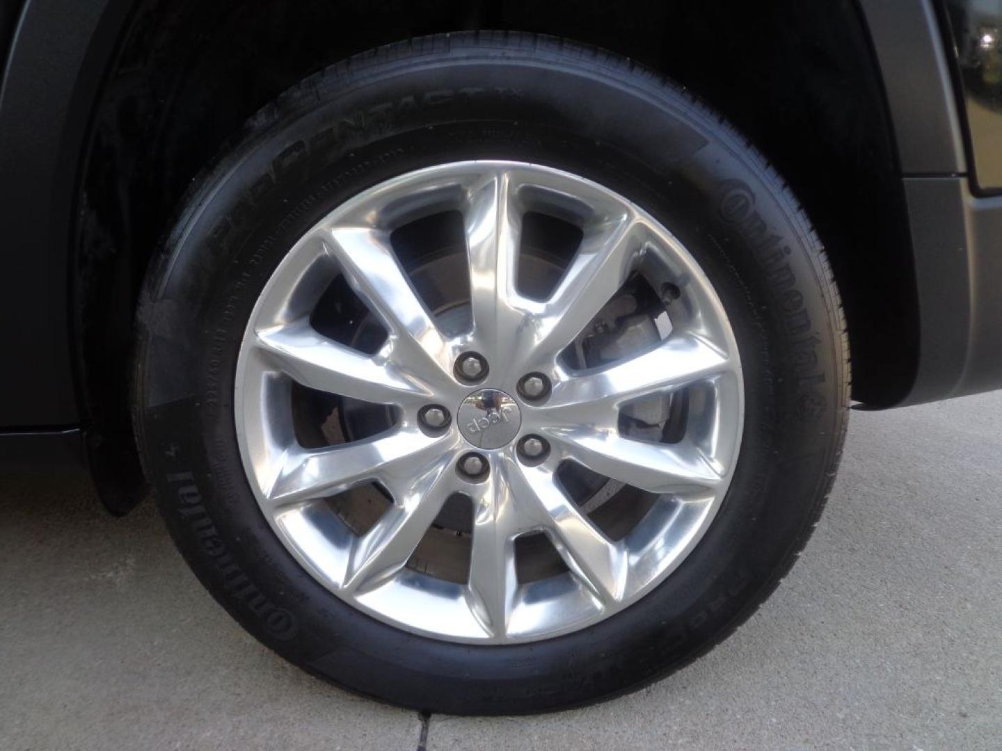 2016 BLACK JEEP CHEROKEE LIMITED (1C4PJMDS1GW) with an 3.2L engine, Automatic transmission, located at 6610 L St., Omaha, NE, 68117, (402) 731-7800, 41.212872, -96.014702 - THIS VEHICLE HAS A BEEN FULLY INSPECTED AND HAS A CLEAN TITLE WITH A FREE CARFAX REPORT PROVIDED! SHARP 2-OWNER, CLEAN CARFAX. LOW MILEAGE, SUNROOF, NAV AND MUCH MORE! *****We have found that most customers do the majority of their shopping online before visiting a ealership. For this reason we- Photo#10