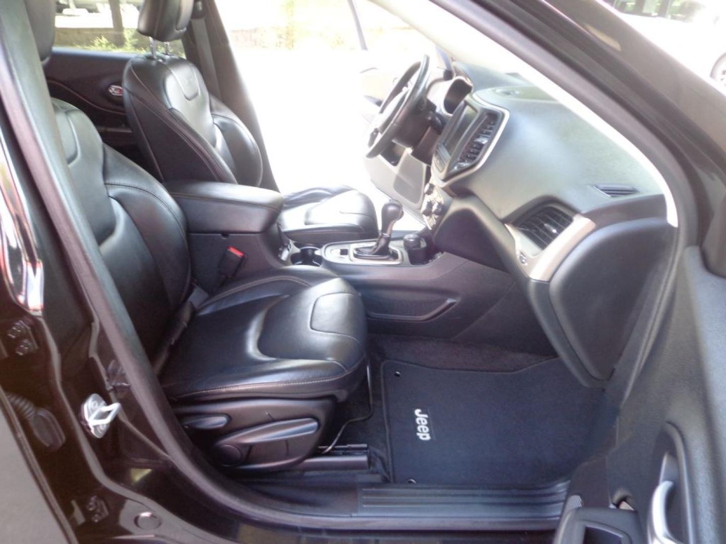 2016 BLACK JEEP CHEROKEE LIMITED (1C4PJMDS1GW) with an 3.2L engine, Automatic transmission, located at 6610 L St., Omaha, NE, 68117, (402) 731-7800, 41.212872, -96.014702 - THIS VEHICLE HAS A BEEN FULLY INSPECTED AND HAS A CLEAN TITLE WITH A FREE CARFAX REPORT PROVIDED! SHARP 2-OWNER, CLEAN CARFAX. LOW MILEAGE, SUNROOF, NAV AND MUCH MORE! *****We have found that most customers do the majority of their shopping online before visiting a ealership. For this reason we- Photo#15