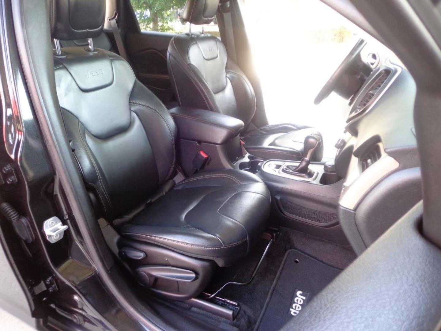2016 BLACK JEEP CHEROKEE LIMITED (1C4PJMDS1GW) with an 3.2L engine, Automatic transmission, located at 6610 L St., Omaha, NE, 68117, (402) 731-7800, 41.212872, -96.014702 - THIS VEHICLE HAS A BEEN FULLY INSPECTED AND HAS A CLEAN TITLE WITH A FREE CARFAX REPORT PROVIDED! SHARP 2-OWNER, CLEAN CARFAX. LOW MILEAGE, SUNROOF, NAV AND MUCH MORE! *****We have found that most customers do the majority of their shopping online before visiting a ealership. For this reason we- Photo#16