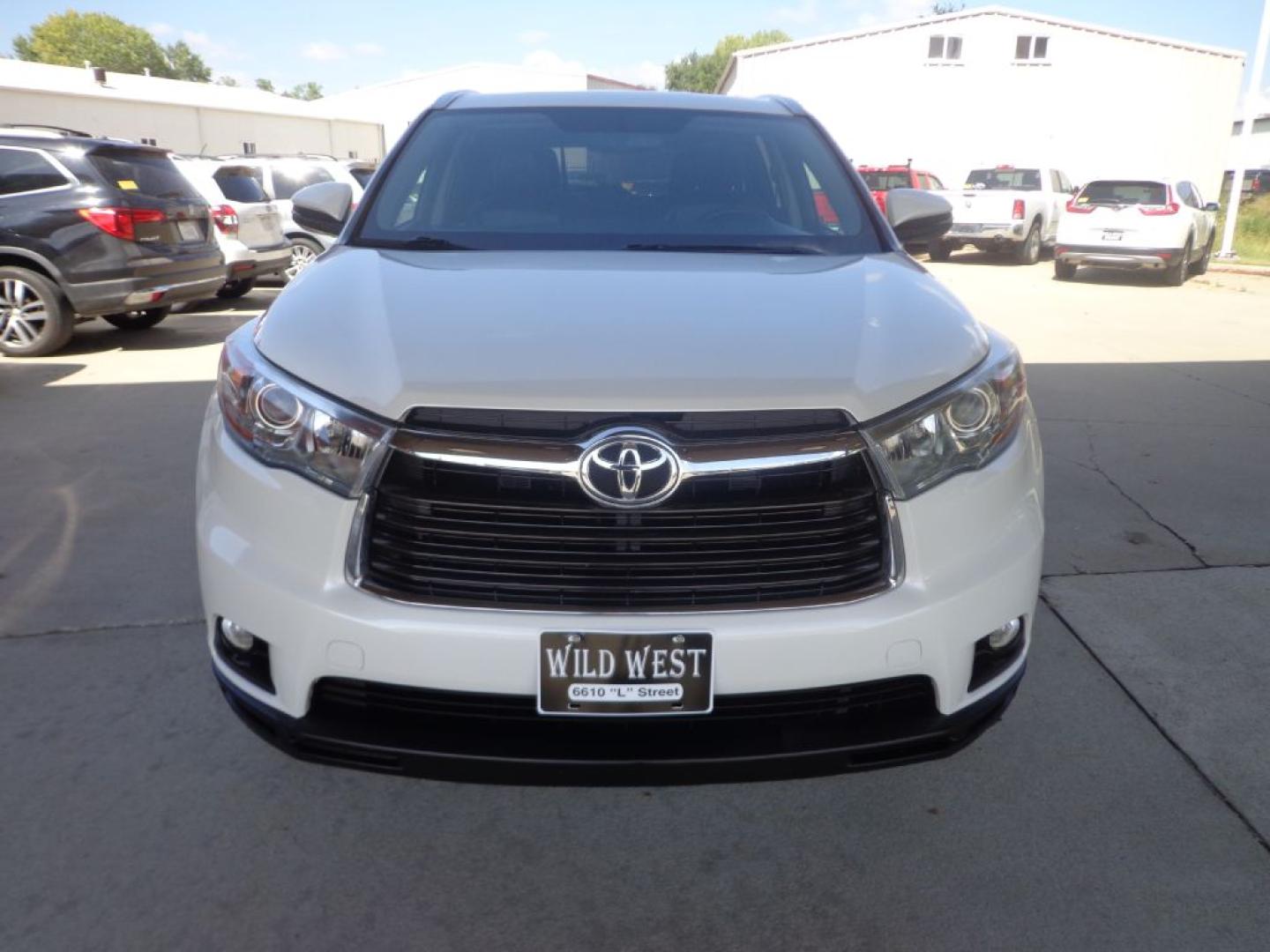 2016 WHITE TOYOTA HIGHLANDER XLE (5TDJKRFH1GS) with an 3.5L engine, Automatic transmission, located at 6610 L St., Omaha, NE, 68117, (402) 731-7800, 41.212872, -96.014702 - THIS VEHICLE HAS A BEEN FULLY INSPECTED AND HAS A CLEAN TITLE WITH A FREE CARFAX REPORT PROVIDED! SHARP XLE PACKAGE WITH A CLEAN CARFAX, LOW MILEAGE, REAR BUCKET SEATS, SUNROOF, NAV, NEWER TIRES AND MUCH MORE! *****We have found that most customers do the majority of their shopping online befor- Photo#1