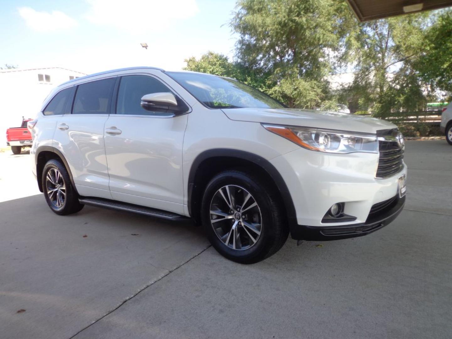 2016 WHITE TOYOTA HIGHLANDER XLE (5TDJKRFH1GS) with an 3.5L engine, Automatic transmission, located at 6610 L St., Omaha, NE, 68117, (402) 731-7800, 41.212872, -96.014702 - THIS VEHICLE HAS A BEEN FULLY INSPECTED AND HAS A CLEAN TITLE WITH A FREE CARFAX REPORT PROVIDED! SHARP XLE PACKAGE WITH A CLEAN CARFAX, LOW MILEAGE, REAR BUCKET SEATS, SUNROOF, NAV, NEWER TIRES AND MUCH MORE! *****We have found that most customers do the majority of their shopping online befor- Photo#2