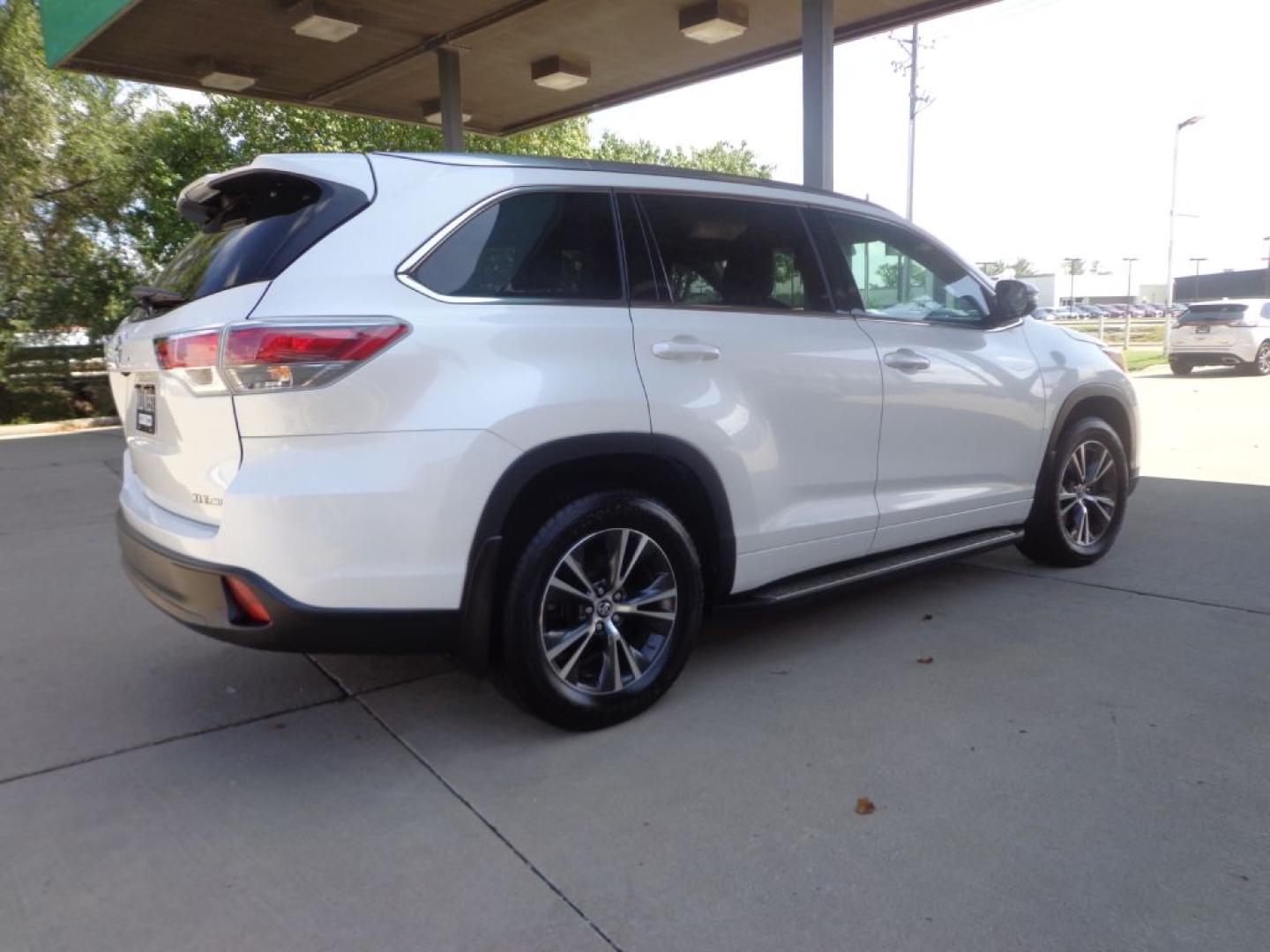 2016 WHITE TOYOTA HIGHLANDER XLE (5TDJKRFH1GS) with an 3.5L engine, Automatic transmission, located at 6610 L St., Omaha, NE, 68117, (402) 731-7800, 41.212872, -96.014702 - THIS VEHICLE HAS A BEEN FULLY INSPECTED AND HAS A CLEAN TITLE WITH A FREE CARFAX REPORT PROVIDED! SHARP XLE PACKAGE WITH A CLEAN CARFAX, LOW MILEAGE, REAR BUCKET SEATS, SUNROOF, NAV, NEWER TIRES AND MUCH MORE! *****We have found that most customers do the majority of their shopping online befor- Photo#3