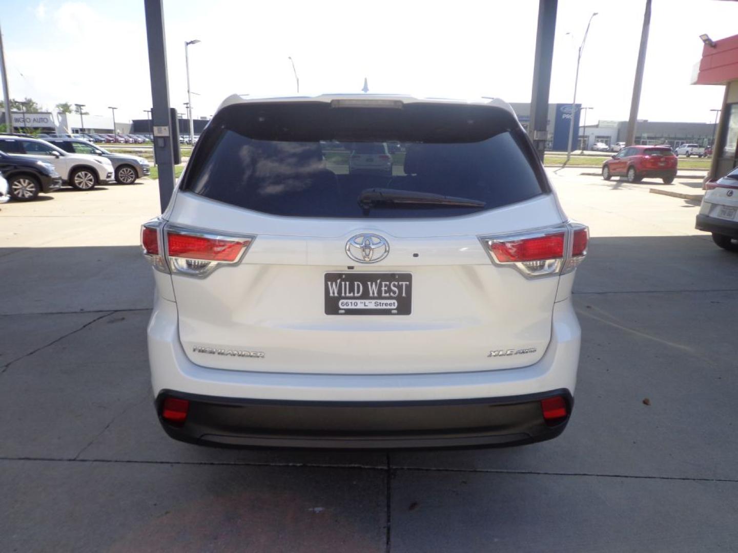 2016 WHITE TOYOTA HIGHLANDER XLE (5TDJKRFH1GS) with an 3.5L engine, Automatic transmission, located at 6610 L St., Omaha, NE, 68117, (402) 731-7800, 41.212872, -96.014702 - THIS VEHICLE HAS A BEEN FULLY INSPECTED AND HAS A CLEAN TITLE WITH A FREE CARFAX REPORT PROVIDED! SHARP XLE PACKAGE WITH A CLEAN CARFAX, LOW MILEAGE, REAR BUCKET SEATS, SUNROOF, NAV, NEWER TIRES AND MUCH MORE! *****We have found that most customers do the majority of their shopping online befor- Photo#4