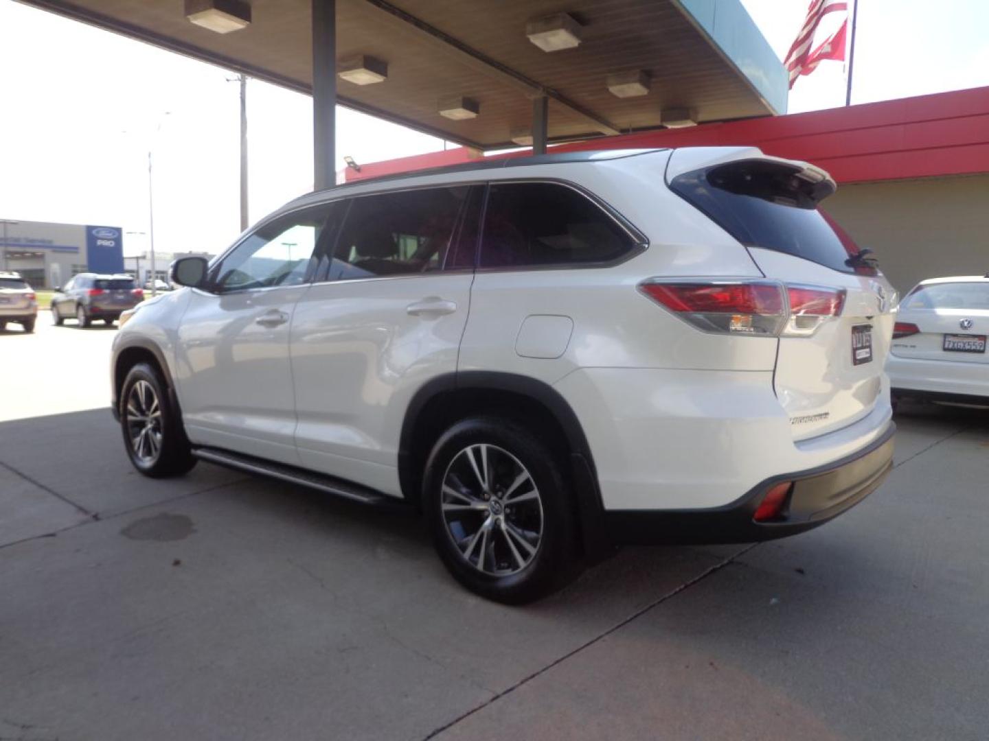 2016 WHITE TOYOTA HIGHLANDER XLE (5TDJKRFH1GS) with an 3.5L engine, Automatic transmission, located at 6610 L St., Omaha, NE, 68117, (402) 731-7800, 41.212872, -96.014702 - THIS VEHICLE HAS A BEEN FULLY INSPECTED AND HAS A CLEAN TITLE WITH A FREE CARFAX REPORT PROVIDED! SHARP XLE PACKAGE WITH A CLEAN CARFAX, LOW MILEAGE, REAR BUCKET SEATS, SUNROOF, NAV, NEWER TIRES AND MUCH MORE! *****We have found that most customers do the majority of their shopping online befor- Photo#5