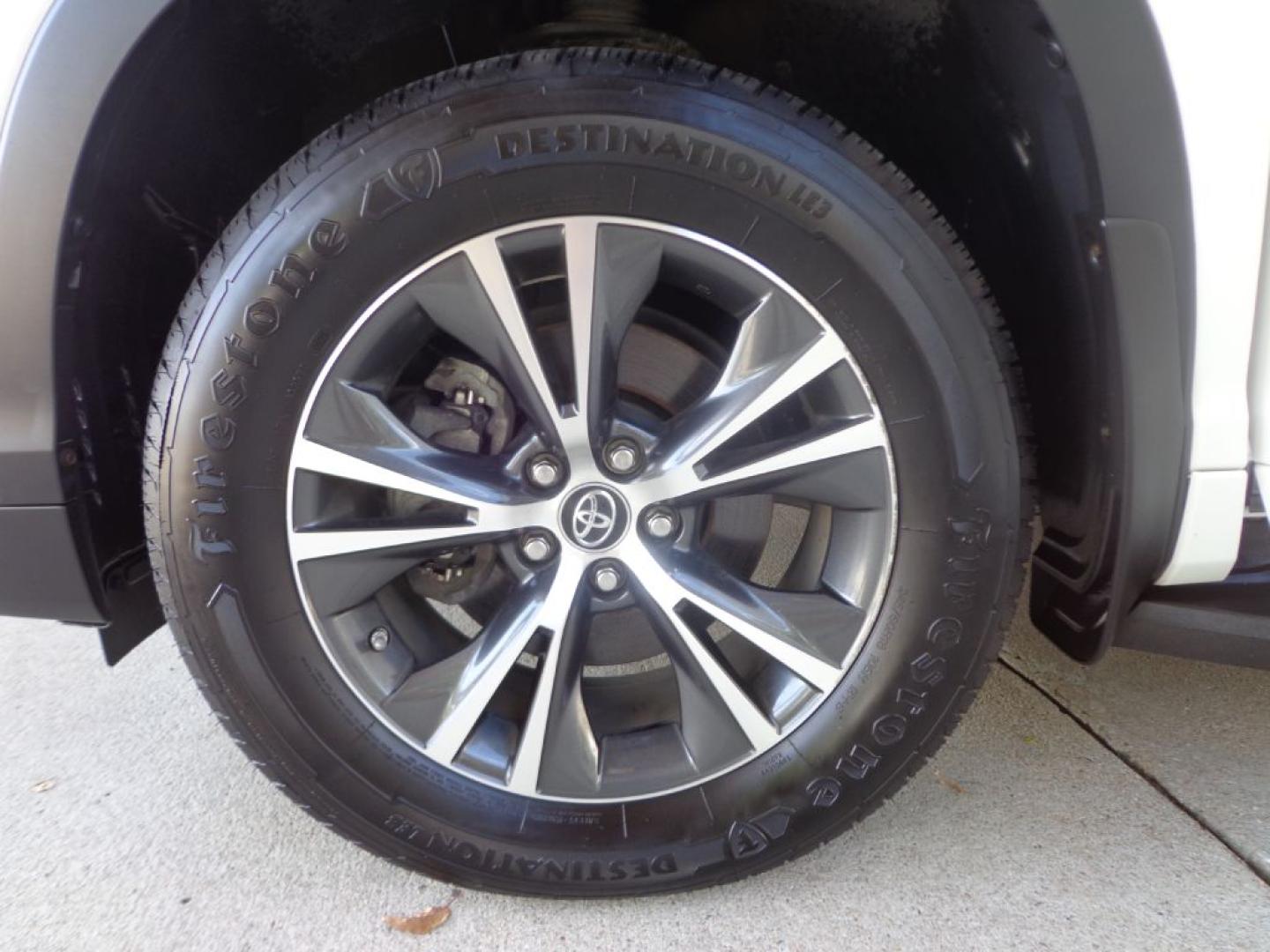 2016 WHITE TOYOTA HIGHLANDER XLE (5TDJKRFH1GS) with an 3.5L engine, Automatic transmission, located at 6610 L St., Omaha, NE, 68117, (402) 731-7800, 41.212872, -96.014702 - THIS VEHICLE HAS A BEEN FULLY INSPECTED AND HAS A CLEAN TITLE WITH A FREE CARFAX REPORT PROVIDED! SHARP XLE PACKAGE WITH A CLEAN CARFAX, LOW MILEAGE, REAR BUCKET SEATS, SUNROOF, NAV, NEWER TIRES AND MUCH MORE! *****We have found that most customers do the majority of their shopping online befor- Photo#7