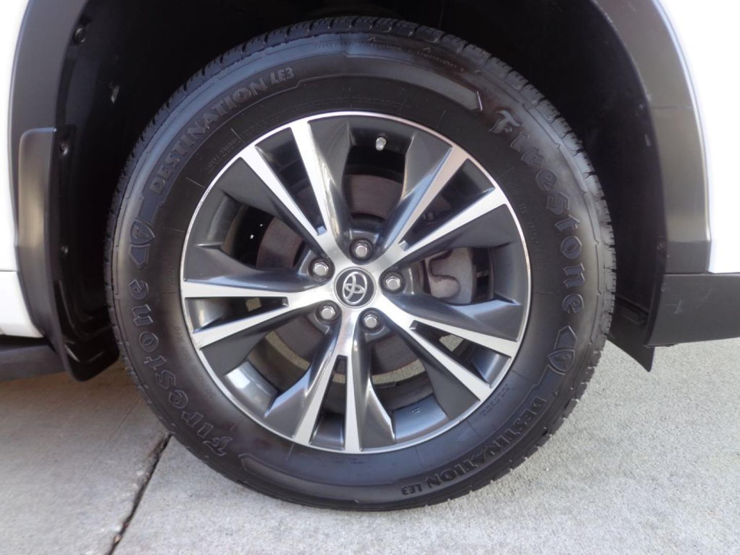 2016 WHITE TOYOTA HIGHLANDER XLE (5TDJKRFH1GS) with an 3.5L engine, Automatic transmission, located at 6610 L St., Omaha, NE, 68117, (402) 731-7800, 41.212872, -96.014702 - THIS VEHICLE HAS A BEEN FULLY INSPECTED AND HAS A CLEAN TITLE WITH A FREE CARFAX REPORT PROVIDED! SHARP XLE PACKAGE WITH A CLEAN CARFAX, LOW MILEAGE, REAR BUCKET SEATS, SUNROOF, NAV, NEWER TIRES AND MUCH MORE! *****We have found that most customers do the majority of their shopping online befor- Photo#8