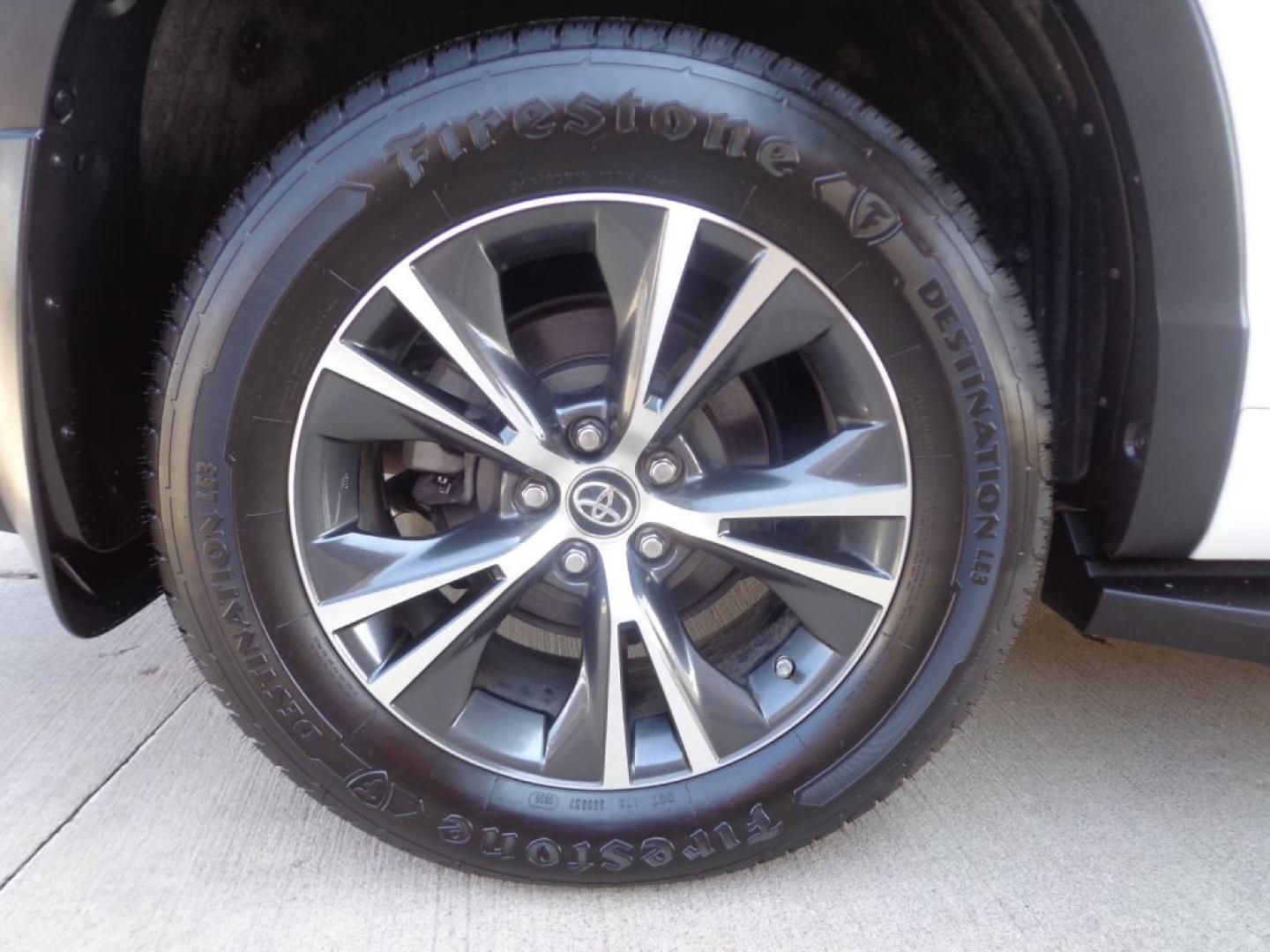 2016 WHITE TOYOTA HIGHLANDER XLE (5TDJKRFH1GS) with an 3.5L engine, Automatic transmission, located at 6610 L St., Omaha, NE, 68117, (402) 731-7800, 41.212872, -96.014702 - THIS VEHICLE HAS A BEEN FULLY INSPECTED AND HAS A CLEAN TITLE WITH A FREE CARFAX REPORT PROVIDED! SHARP XLE PACKAGE WITH A CLEAN CARFAX, LOW MILEAGE, REAR BUCKET SEATS, SUNROOF, NAV, NEWER TIRES AND MUCH MORE! *****We have found that most customers do the majority of their shopping online befor- Photo#9