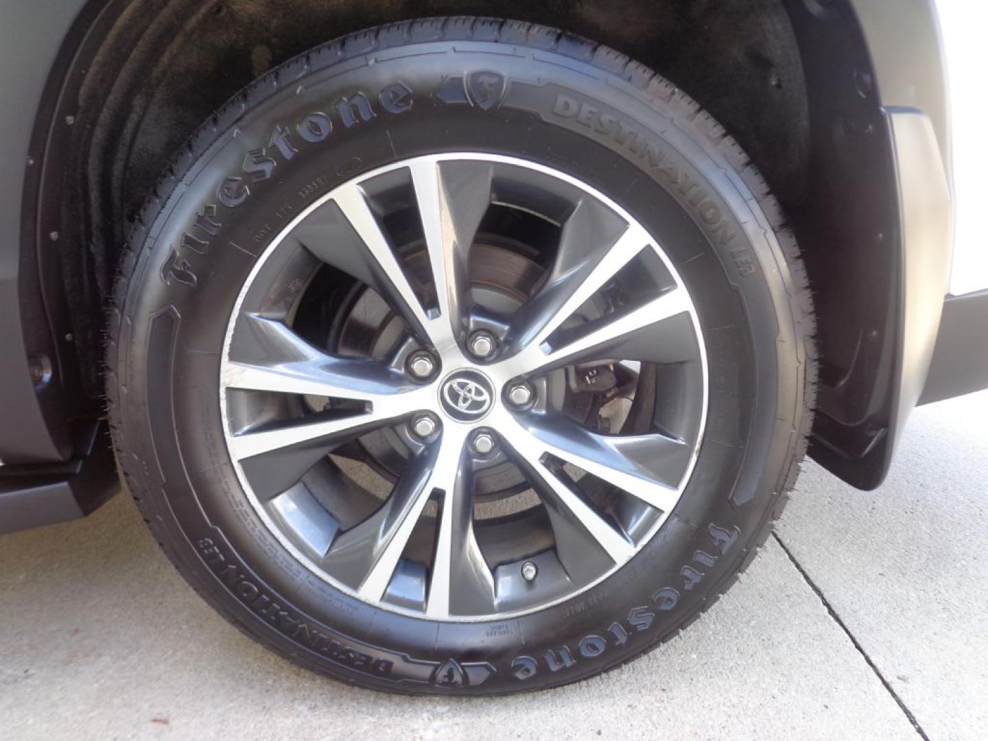 2016 WHITE TOYOTA HIGHLANDER XLE (5TDJKRFH1GS) with an 3.5L engine, Automatic transmission, located at 6610 L St., Omaha, NE, 68117, (402) 731-7800, 41.212872, -96.014702 - THIS VEHICLE HAS A BEEN FULLY INSPECTED AND HAS A CLEAN TITLE WITH A FREE CARFAX REPORT PROVIDED! SHARP XLE PACKAGE WITH A CLEAN CARFAX, LOW MILEAGE, REAR BUCKET SEATS, SUNROOF, NAV, NEWER TIRES AND MUCH MORE! *****We have found that most customers do the majority of their shopping online befor- Photo#10