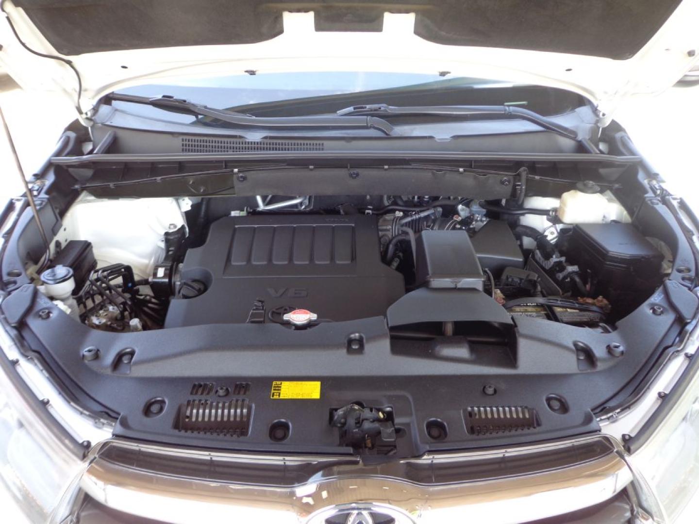 2016 WHITE TOYOTA HIGHLANDER XLE (5TDJKRFH1GS) with an 3.5L engine, Automatic transmission, located at 6610 L St., Omaha, NE, 68117, (402) 731-7800, 41.212872, -96.014702 - THIS VEHICLE HAS A BEEN FULLY INSPECTED AND HAS A CLEAN TITLE WITH A FREE CARFAX REPORT PROVIDED! SHARP XLE PACKAGE WITH A CLEAN CARFAX, LOW MILEAGE, REAR BUCKET SEATS, SUNROOF, NAV, NEWER TIRES AND MUCH MORE! *****We have found that most customers do the majority of their shopping online befor- Photo#11