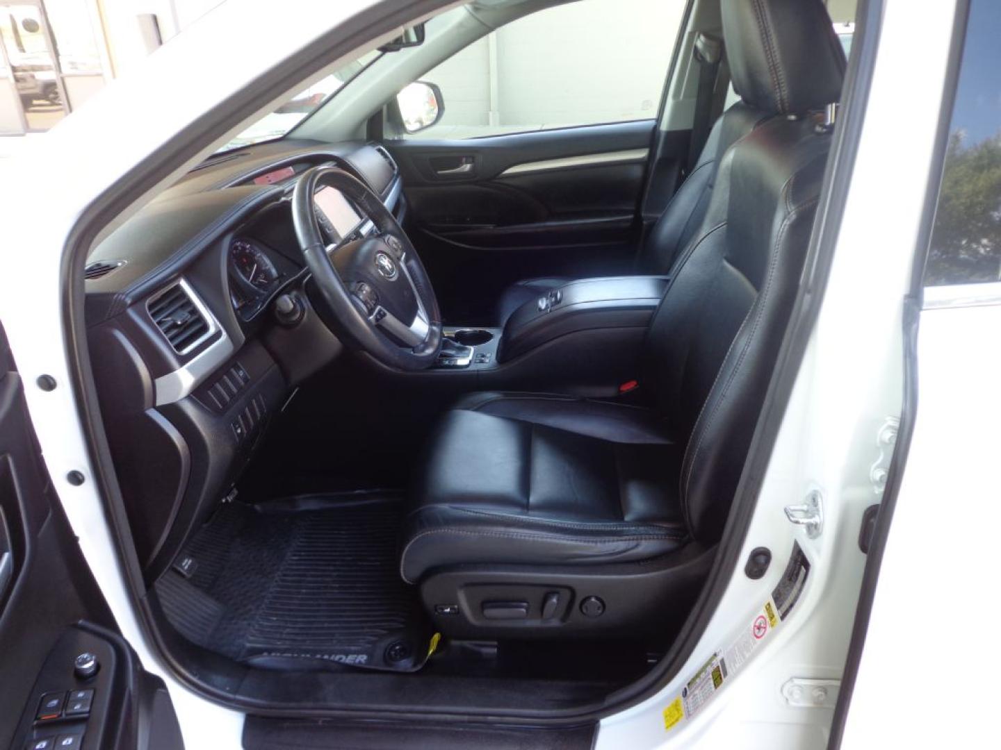 2016 WHITE TOYOTA HIGHLANDER XLE (5TDJKRFH1GS) with an 3.5L engine, Automatic transmission, located at 6610 L St., Omaha, NE, 68117, (402) 731-7800, 41.212872, -96.014702 - THIS VEHICLE HAS A BEEN FULLY INSPECTED AND HAS A CLEAN TITLE WITH A FREE CARFAX REPORT PROVIDED! SHARP XLE PACKAGE WITH A CLEAN CARFAX, LOW MILEAGE, REAR BUCKET SEATS, SUNROOF, NAV, NEWER TIRES AND MUCH MORE! *****We have found that most customers do the majority of their shopping online befor- Photo#12