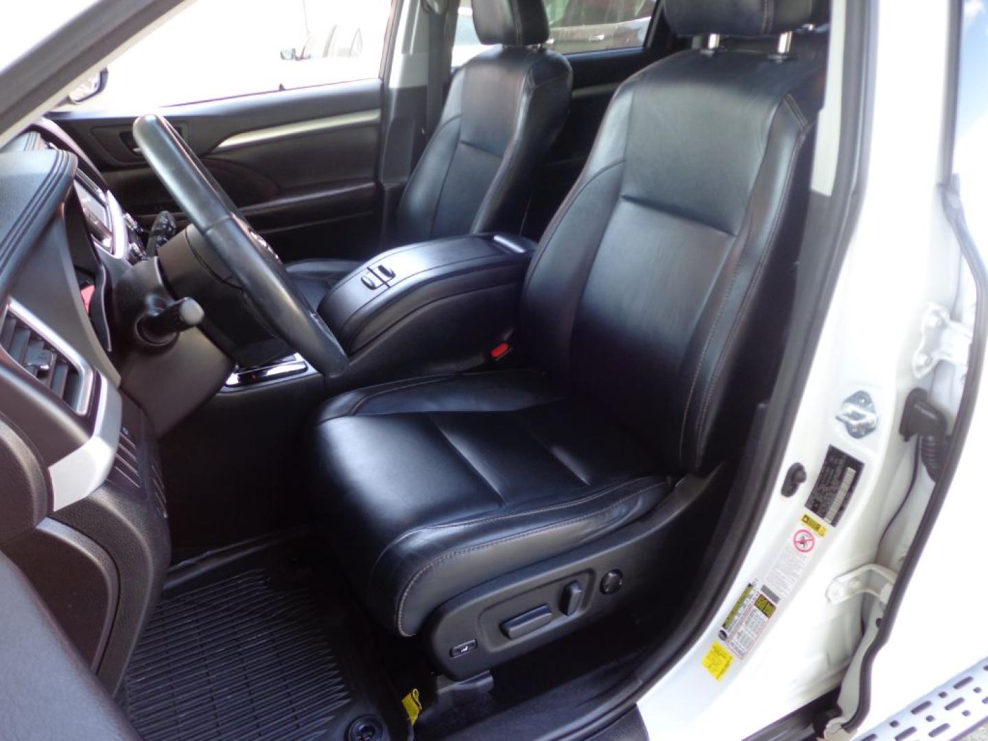 2016 WHITE TOYOTA HIGHLANDER XLE (5TDJKRFH1GS) with an 3.5L engine, Automatic transmission, located at 6610 L St., Omaha, NE, 68117, (402) 731-7800, 41.212872, -96.014702 - THIS VEHICLE HAS A BEEN FULLY INSPECTED AND HAS A CLEAN TITLE WITH A FREE CARFAX REPORT PROVIDED! SHARP XLE PACKAGE WITH A CLEAN CARFAX, LOW MILEAGE, REAR BUCKET SEATS, SUNROOF, NAV, NEWER TIRES AND MUCH MORE! *****We have found that most customers do the majority of their shopping online befor- Photo#13